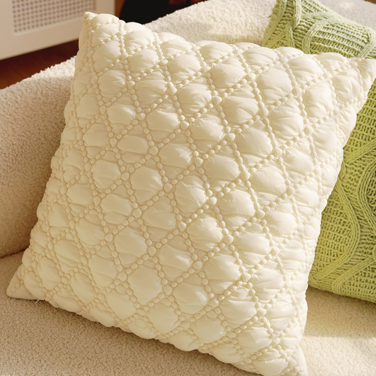 Housse de coussin décorative motif crème français pour sublimer le canapé de votre salon