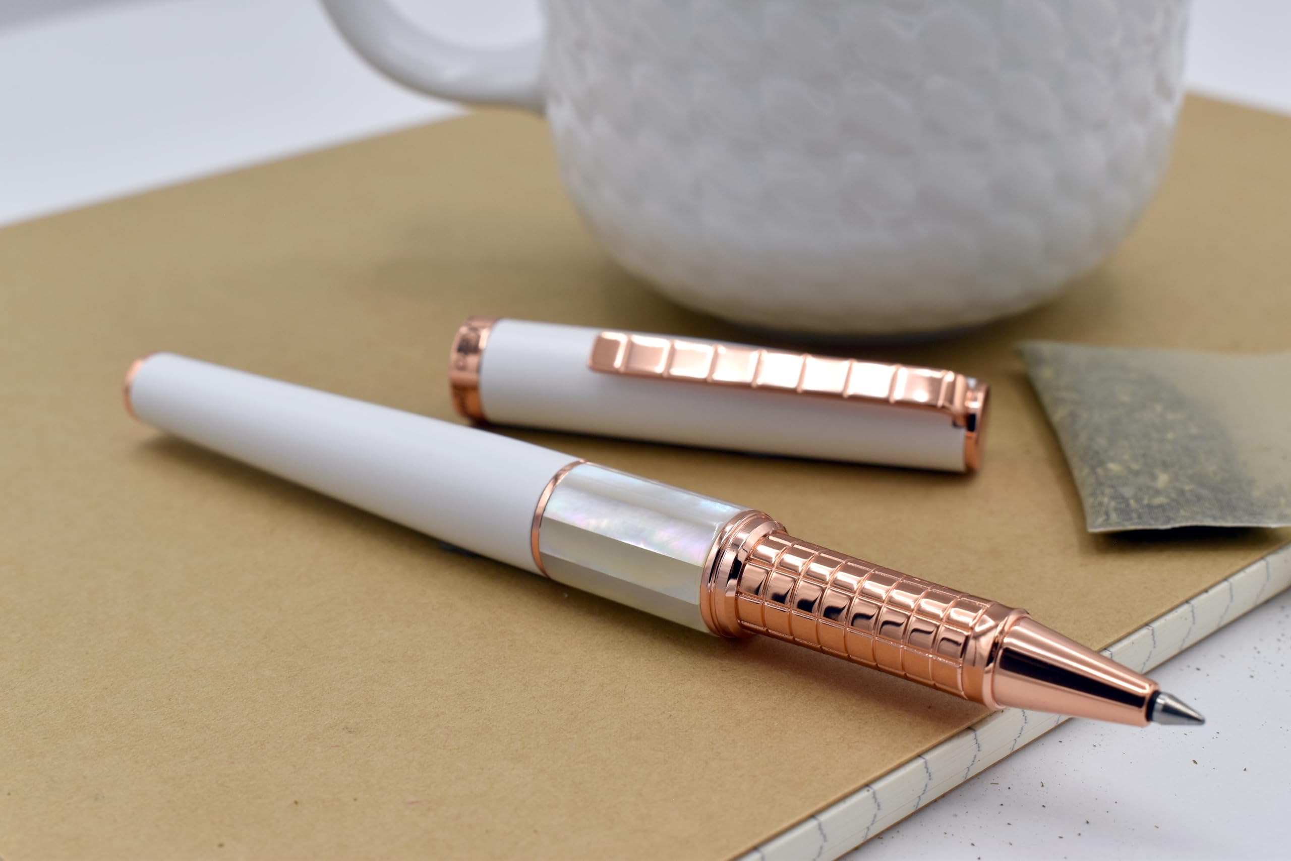 Xezo Speed Master Fine Rollerball Pen. Mattes Weiß mit weißem Perlmutt. Rose vergoldet. Leichter Messingkörper. Serialisiert. Jedes Unikat