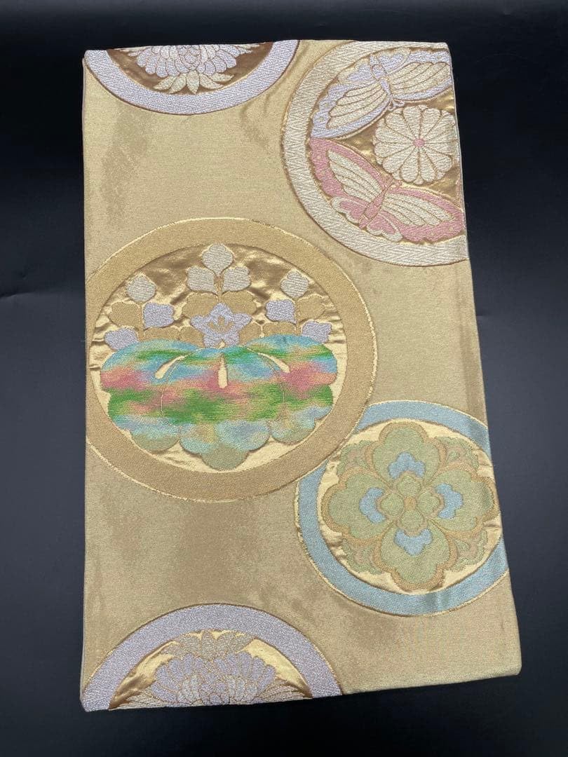 西陣織元】 特選西陣織袋帯 ≪御仕立て上がり・中古美品≫ 「菱地に臥蝶の丸」 シンプルな配色のセミフォーマル袋帯！|  京都きもの市場【日本最大級の着物通販サイト】 高級 正絹 袋帯 礼装 フォーマル 洒落帯 金糸 丸紋 蝶 古典柄 279