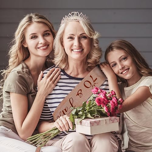 Miniatura 10 de Juego de tiara de banda y diamantes de imitación para cumpleaños número 70, regalos de cumpleaños de 70 años para ella, corona, decoración de fiesta