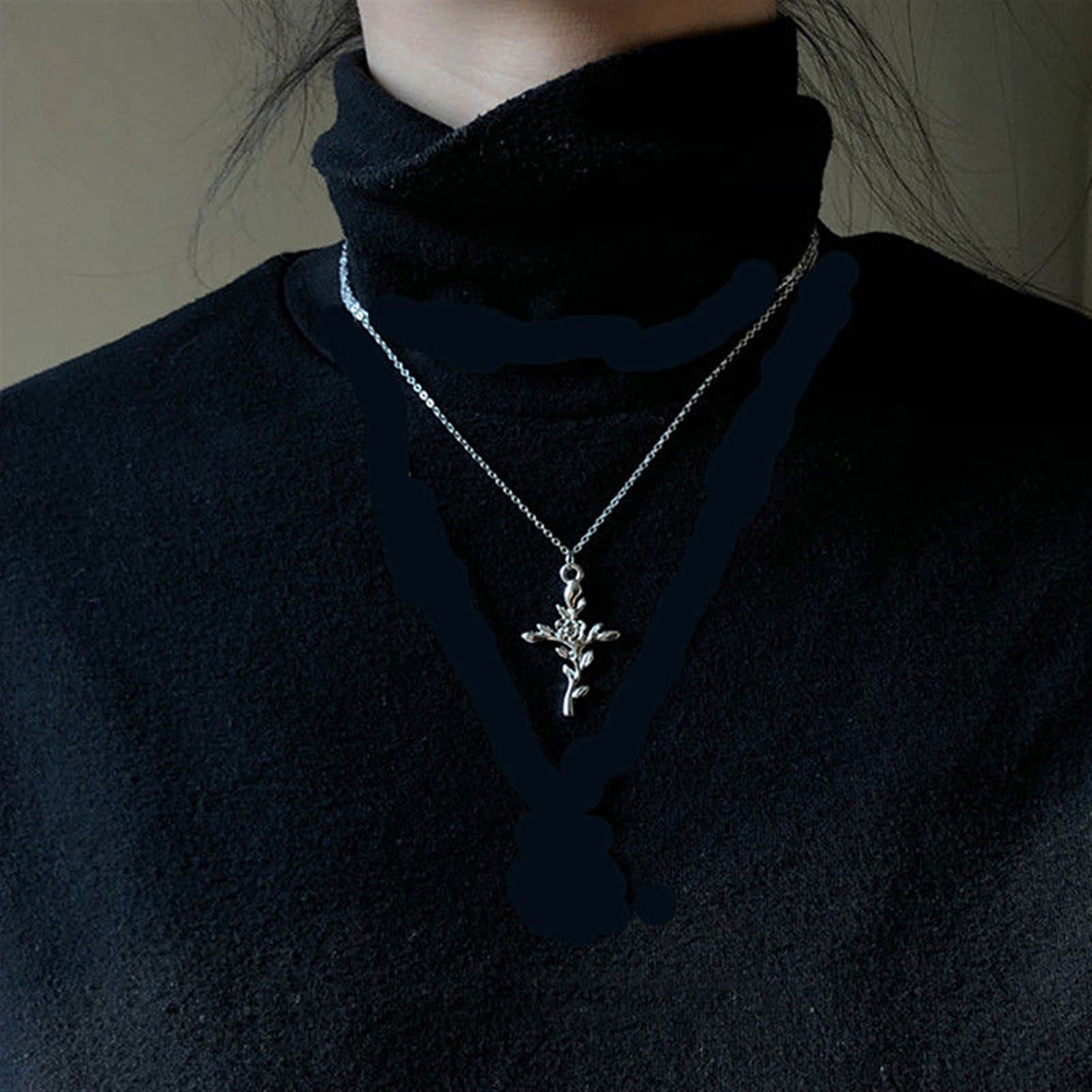 Collier croix baroque rose pour sublimer une tenue bohème chic lors de vos soirées d'été