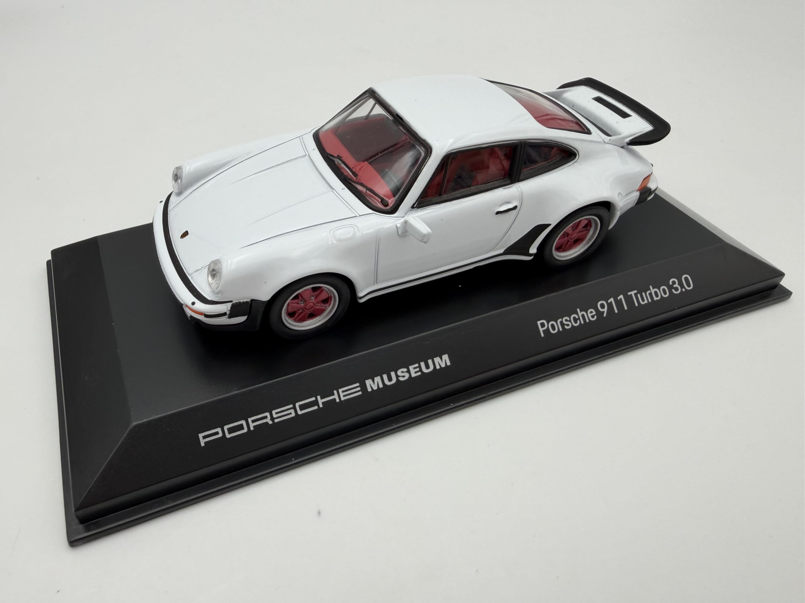Porsche 911 (930) Turbo 3.0 Modellauto 1:43, weiß - Detailgetreues Sammlermodell I GT Marketing I Miniatur Fahrzeug (Museum Edition)
