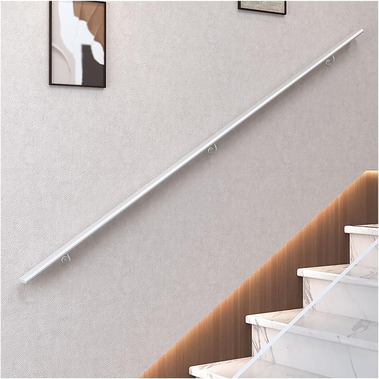 Garde-corps mural blanc pour sécuriser l'escalier intérieur de la maison