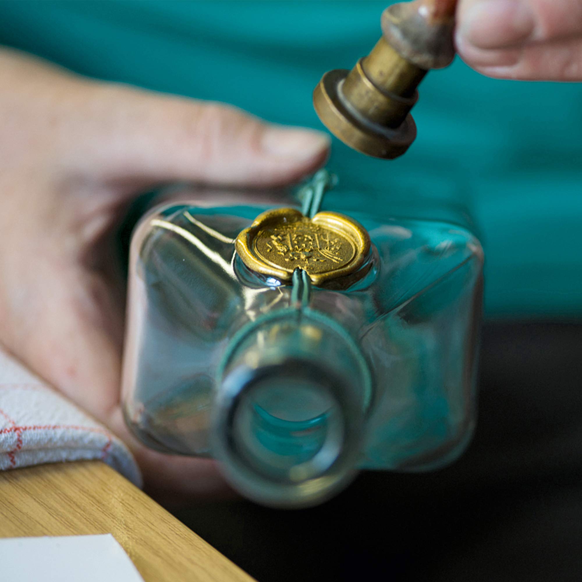 Schladerer Markgräfler Chriesiwässerli, altes Schwarzwälder Kirschwasser, 5 Jahre gereifter Obstbrand aus dem Schwarzwald, ausschließlich mit handverlesenen Süßkirschen des Markgräflerland (1 x 0.7 l)
