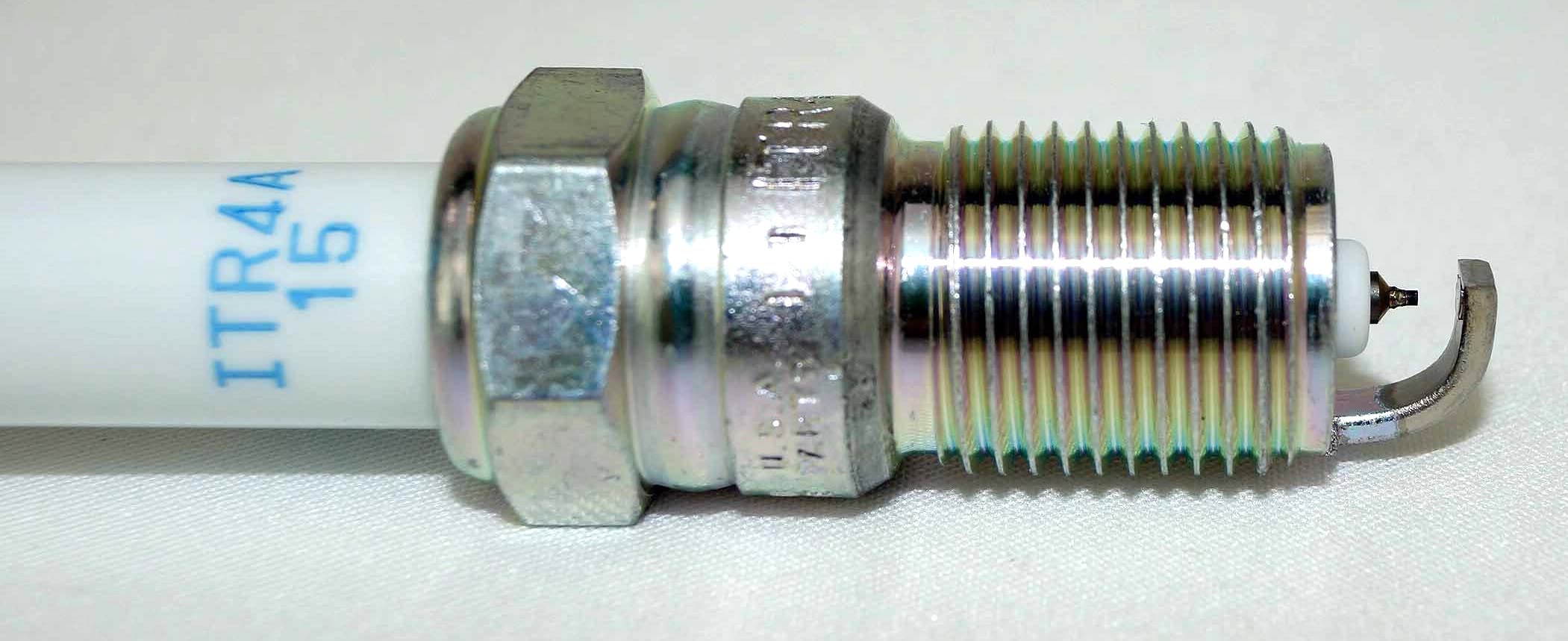 NGK 5599 - Bujía de iridio láser ITR4A15 (paquete de 8)
