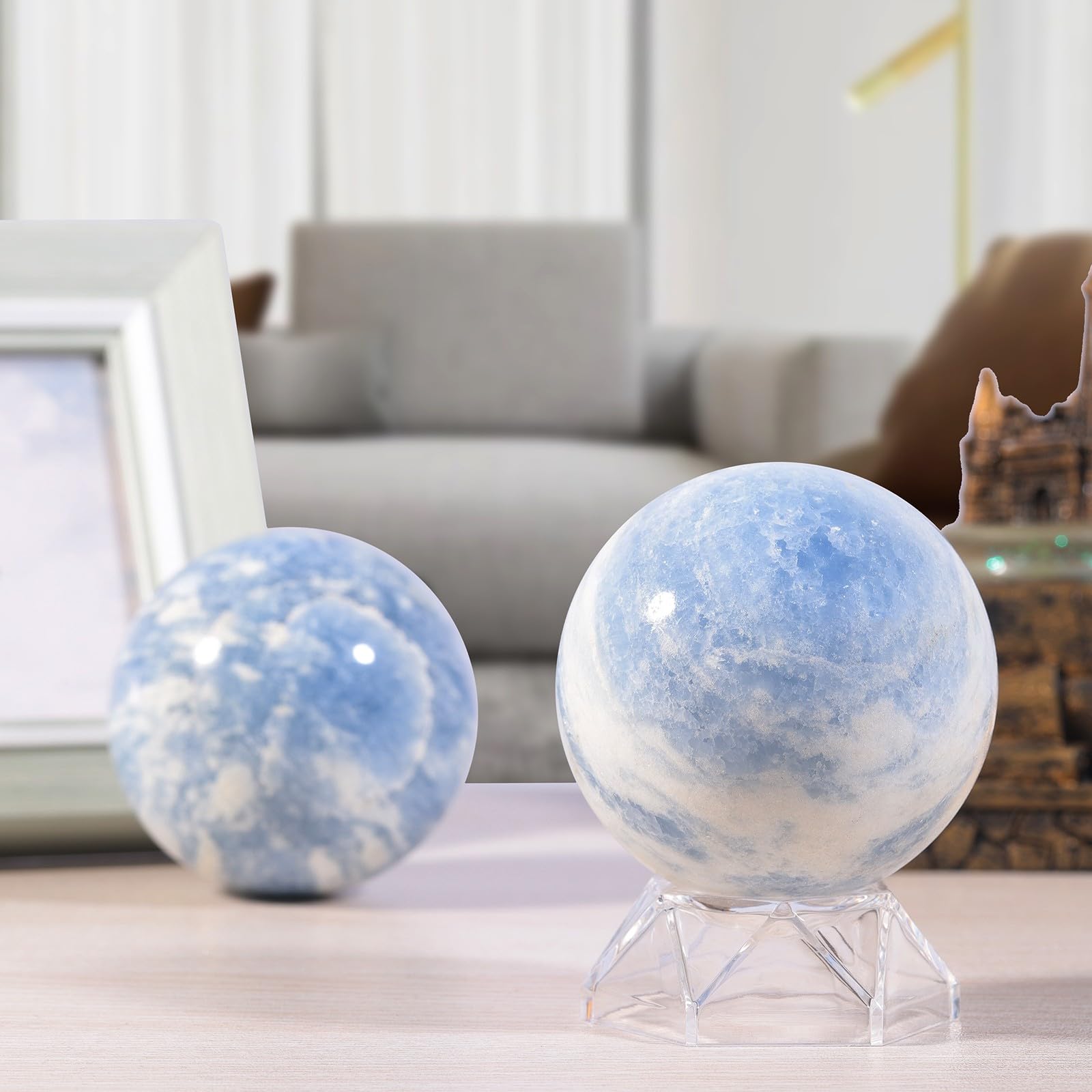 KYEYGWO Natürliche Poliert Blauer Celestit Kristall Kristallkugel mit Acryl Ständer Edelstein Figurine Steinkugel Ornamente für Dekoration Meditation Wahrsagerei, 61-70mm
