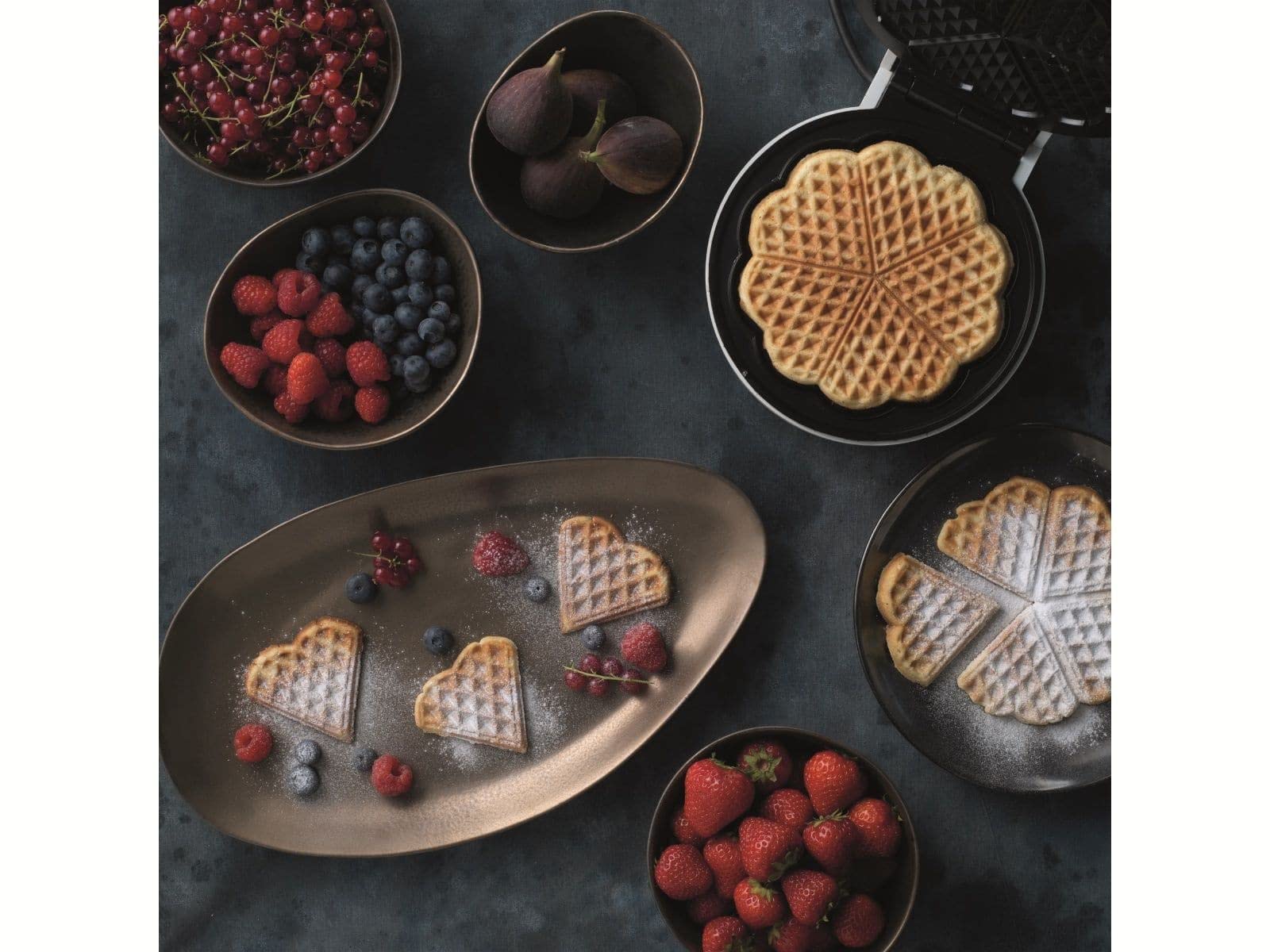 Trebs 13100 Ferro per waffle, Forma a cuore, 5 impostazioni di temperatura, Doppio rivestimento antiaderente, Ripostiglio verticale, Manico isolato termicamente, Piedini antiscivolo, Bianco