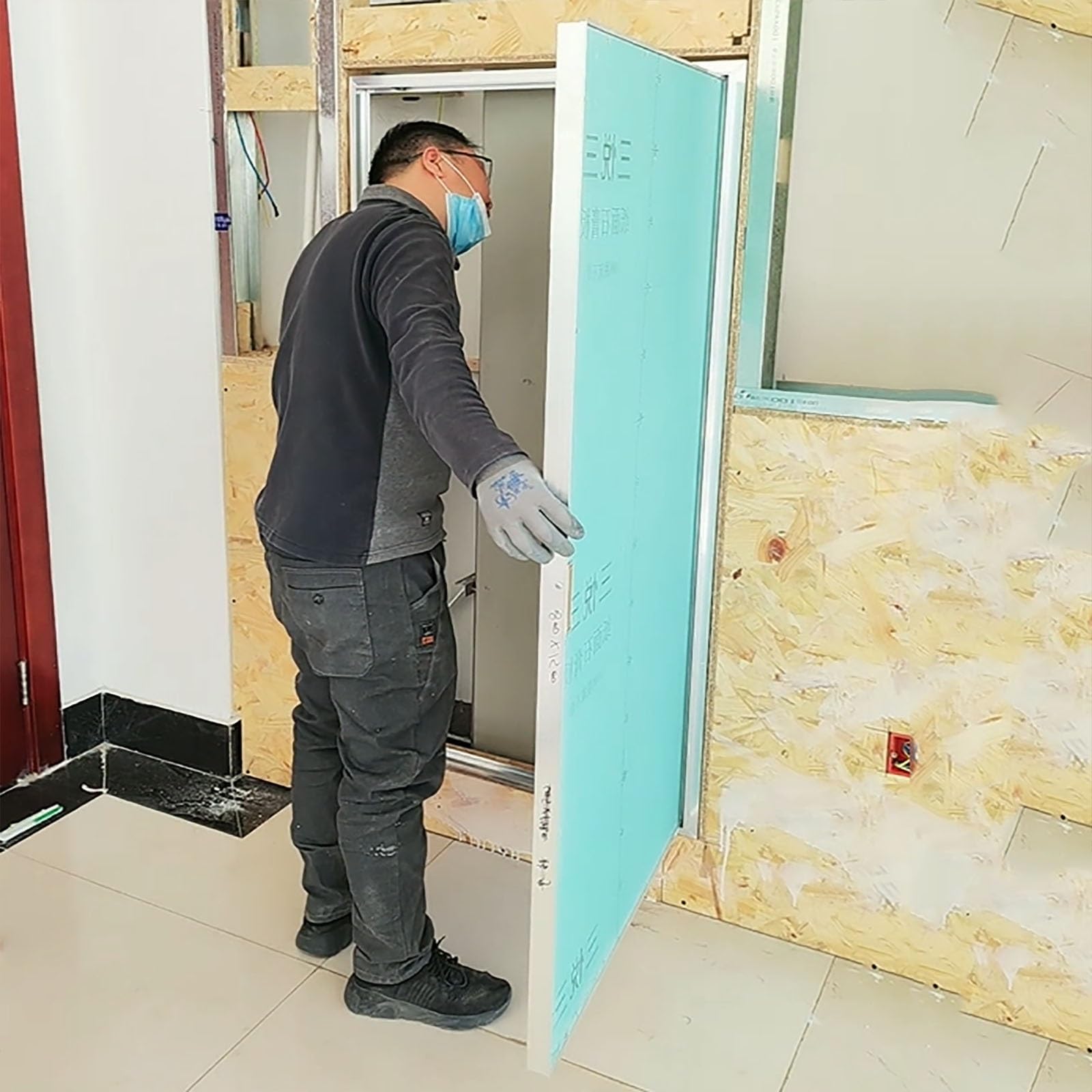 Trappe d'espace sanitaire cachée pour habiller élégamment le mur de votre terrasse de jardin