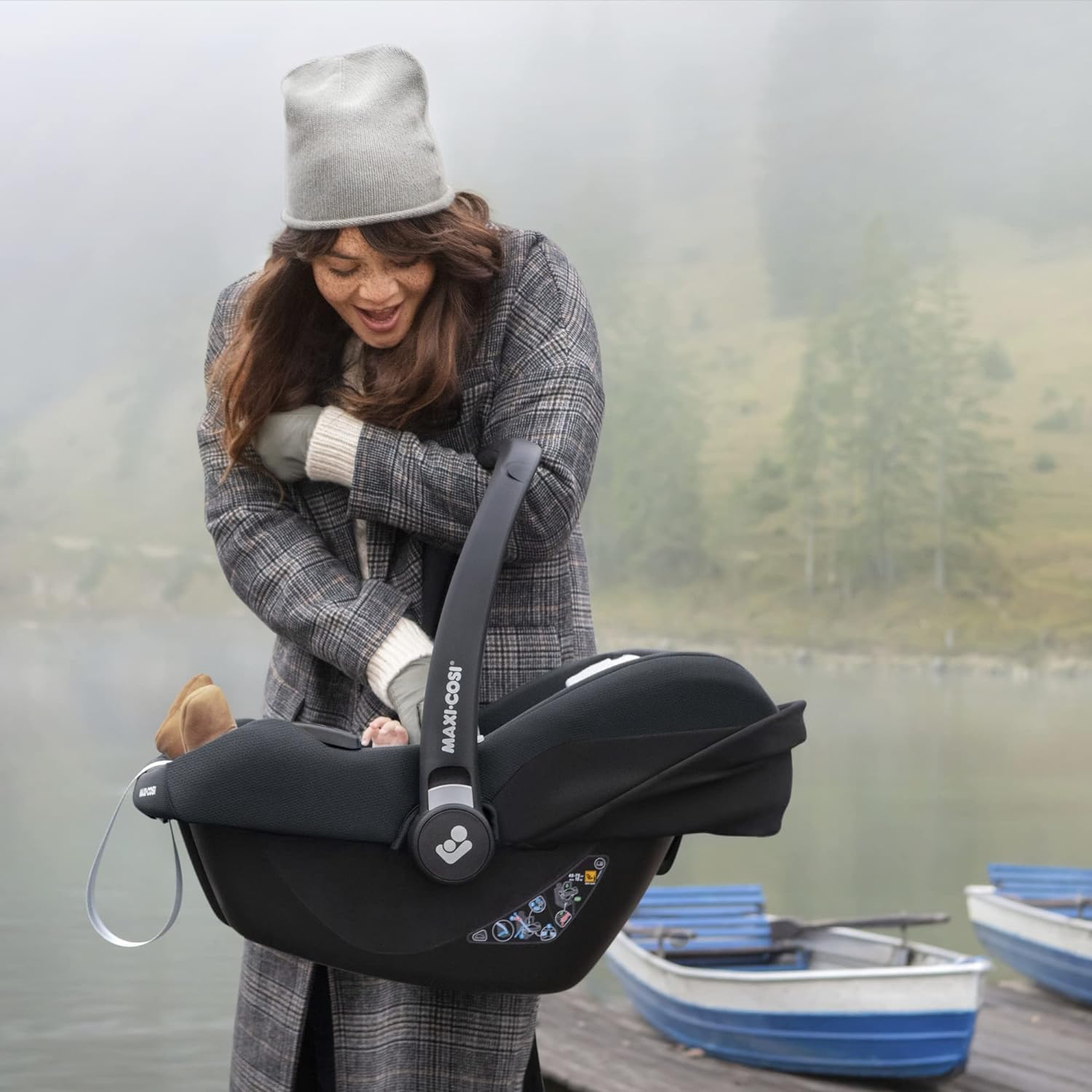 Maxi-Cosi CabrioFix i-Size Babyschale, CabrioFix i-Size ISOFIX Base Bundle - Gruppe 0+ Kindersitz, Flexibles Travelsystem, 0-12 Monate, 40-75 cm + CabrioFix i-Size Base, Essential Black