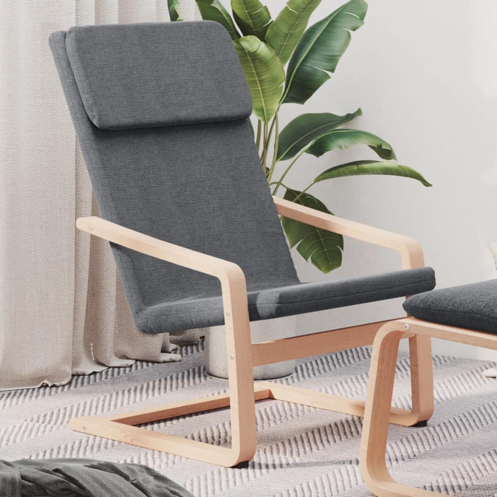 Chaise relax en tissu gris foncé pour en finir avec le mal de dos au jardin