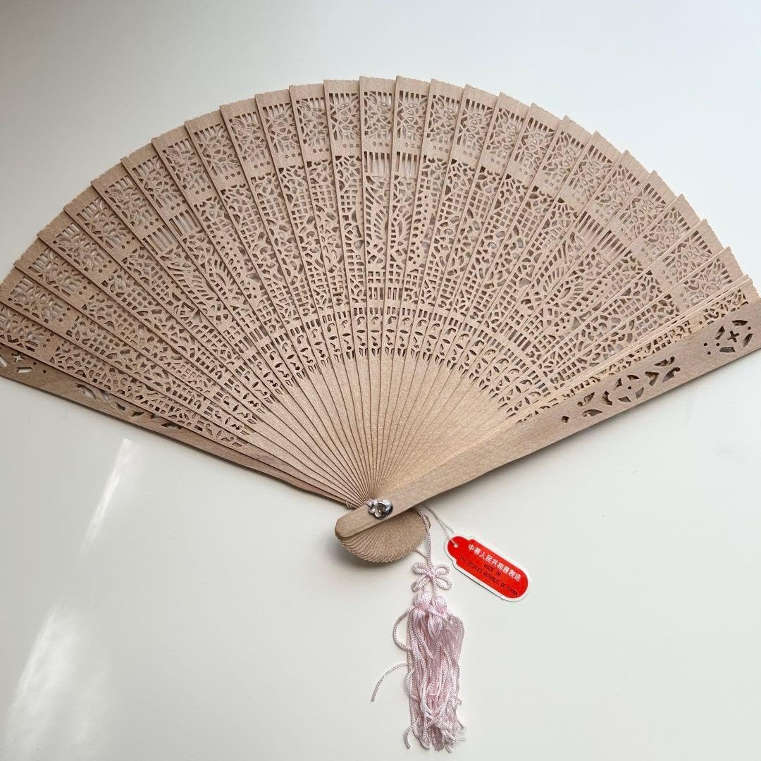 Amazon.co.jp: 白檀透かし彫り 木製扇子 房付き : ファッション