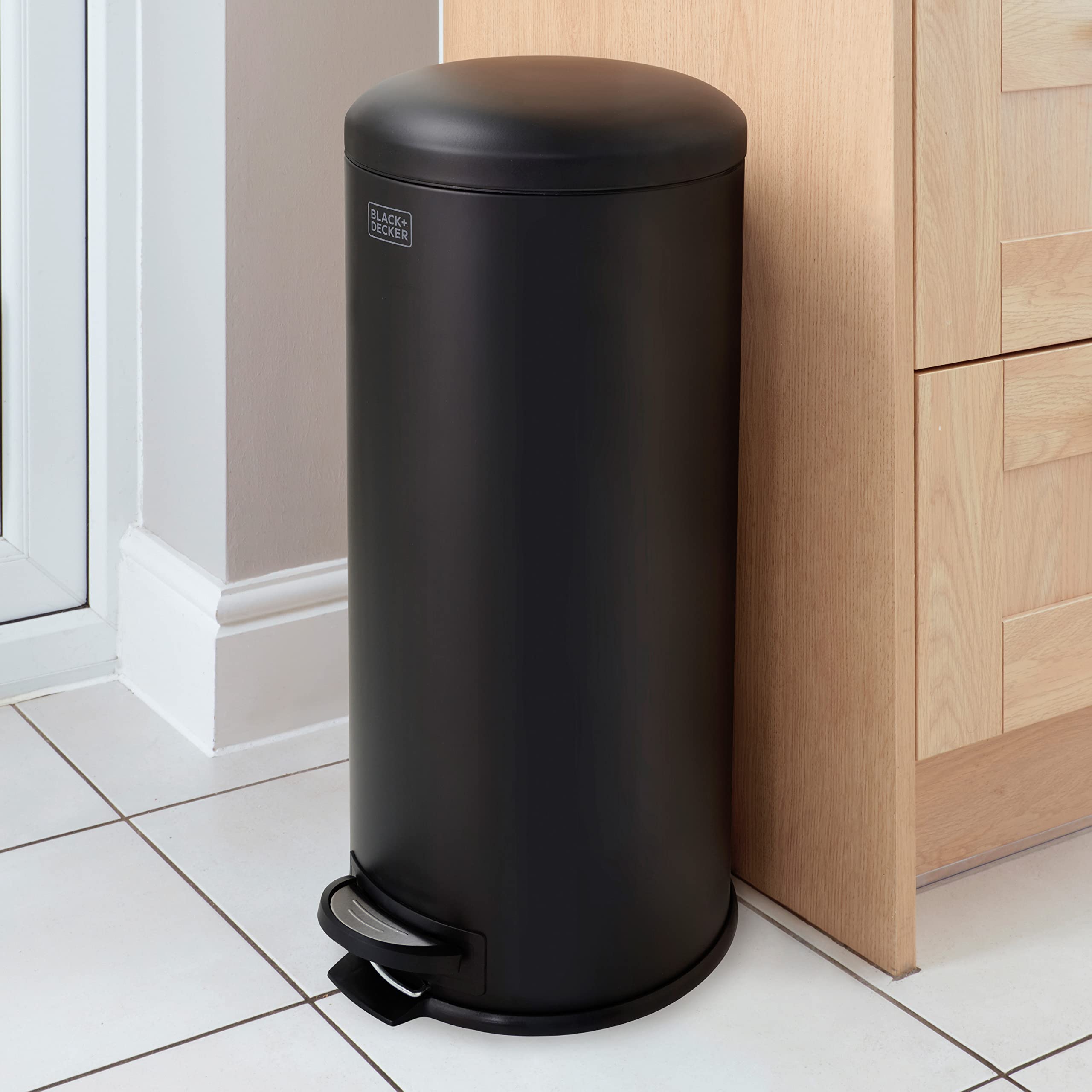 BLACK+DECKER Tretmülleimer 30L Matt Schwarz Slimline | Gewölbter Deckel | Sanft Schließender | Herausnehmbarer Inneneimer mit Tragegriff | Fingerabdruckfrei | Fußpedal