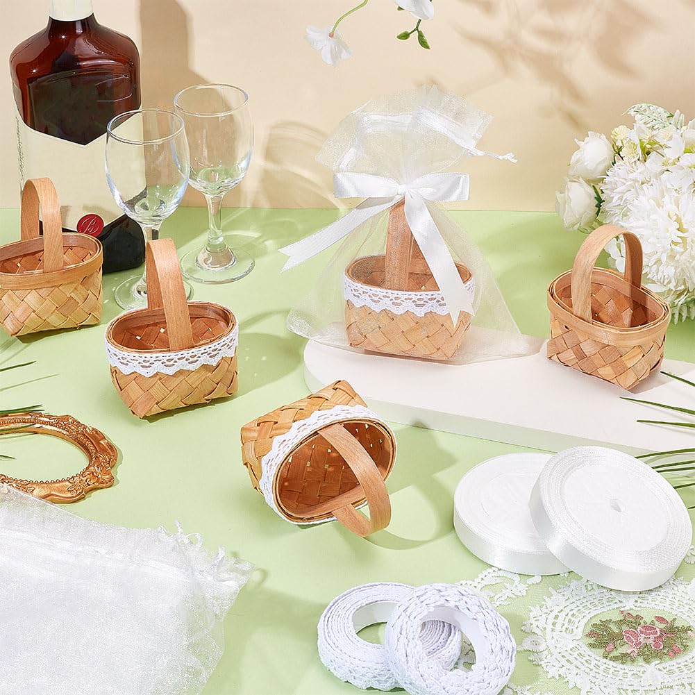 OLYCRAFT 24 Sets Mini Geflochtene Körbe mit Griffen Kleine Blumen Obst Picknickkörbe Weihnachtsmini Geflochtener Korb mit Weißer Spitzenband Verzierung für Hochzeit Party Geschenk Deko
