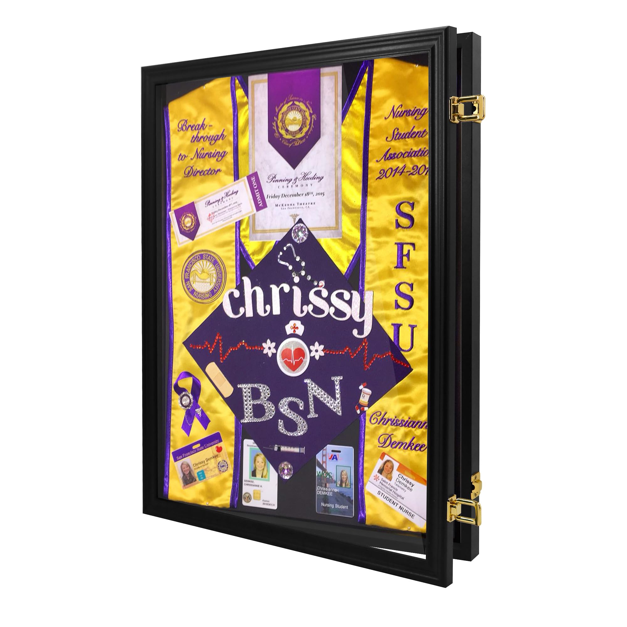 Étole et chapeau de diplôme froissés ? Rangez-les dans cette vitrine en bois