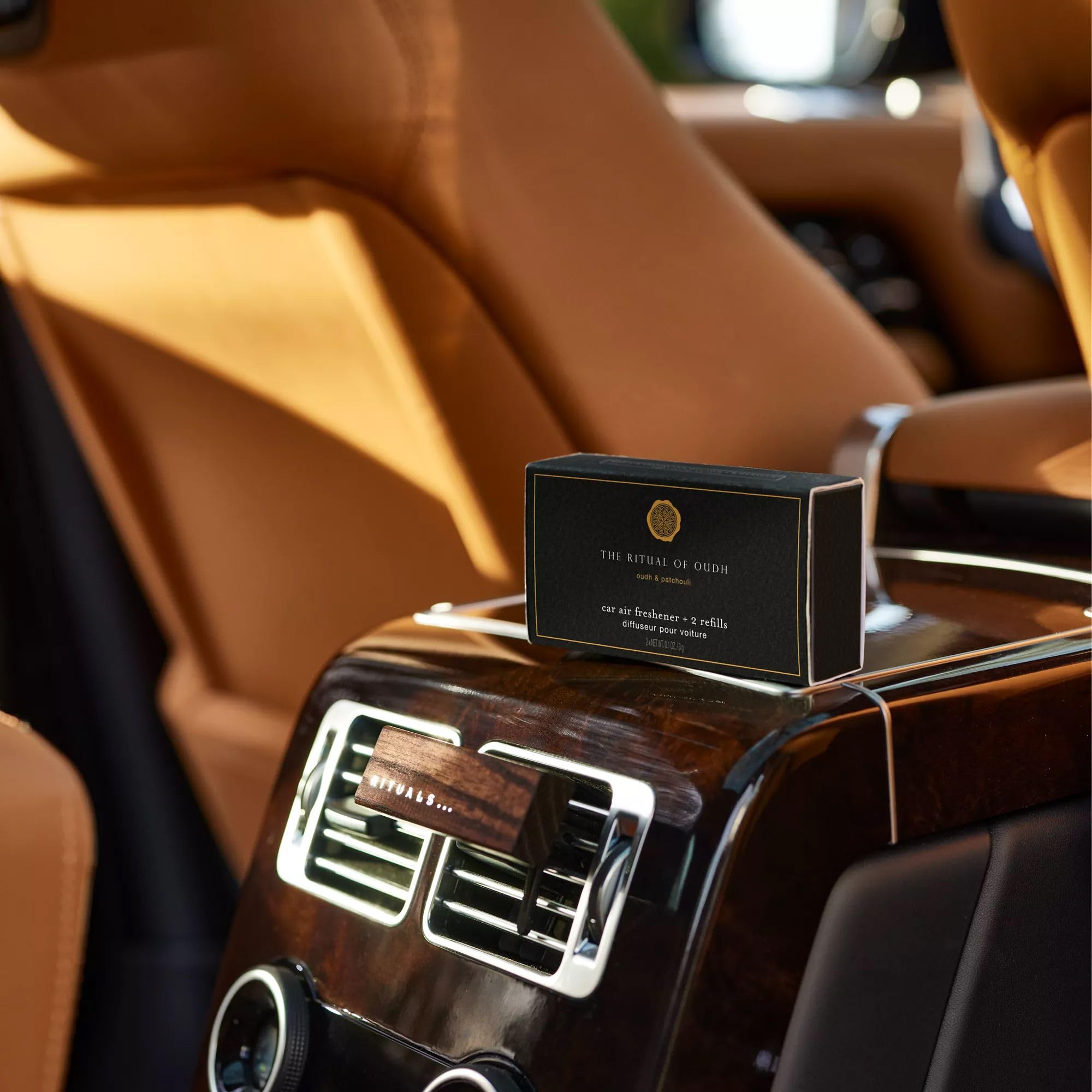 RITUALS Profumatore auto The Ritual of Oudh – Fragranza lussuosa della Private Collection – Freschezza prolungata per la tua auto – Si adatta a ogni auto con supporto in legno riutilizzabile – 2 x 3g