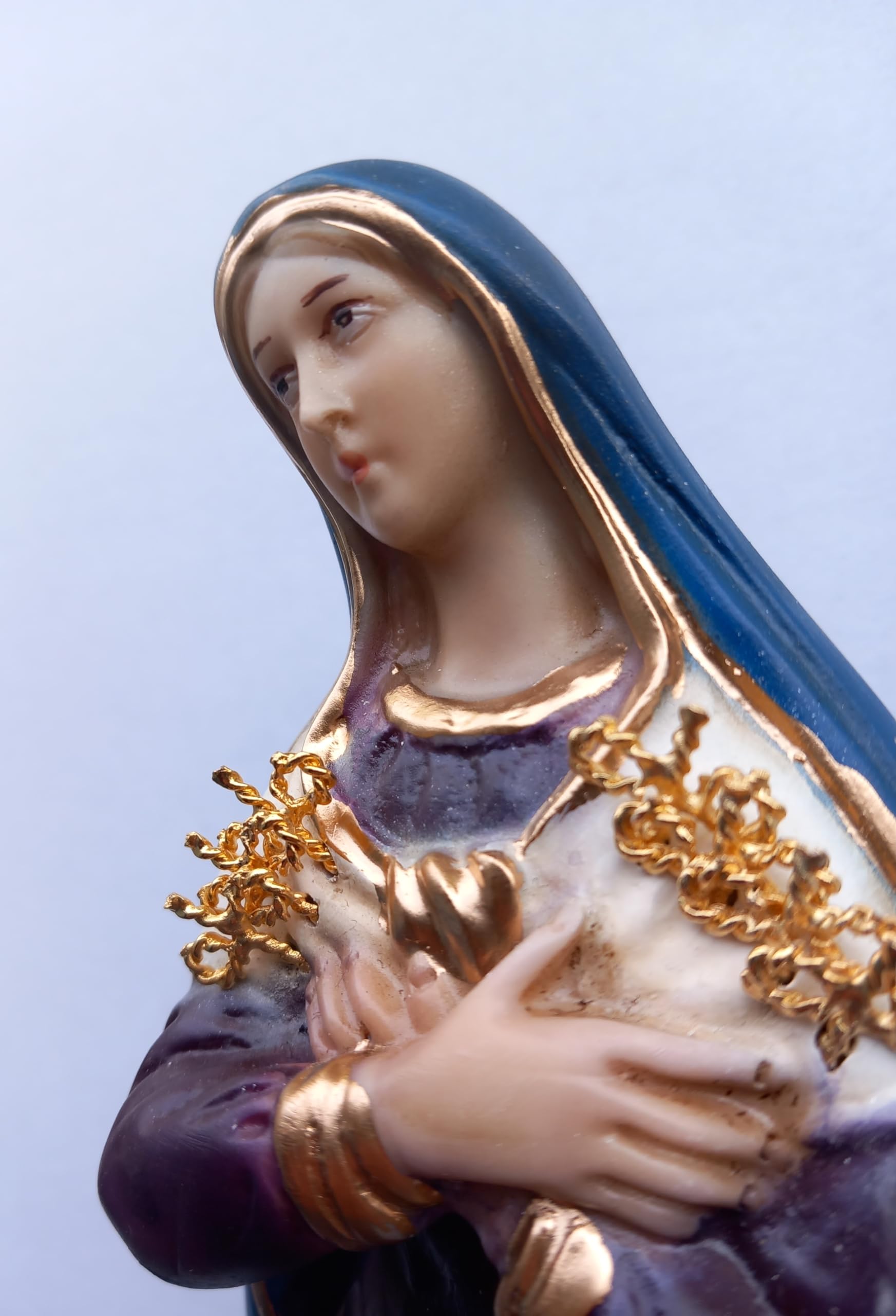 Generico Arte Sacra Caravaggio Statua della Madonna Addolorata, cm 22 x 10 realizzata in marmo resina piena, decorata a mano, di produzione artigianale