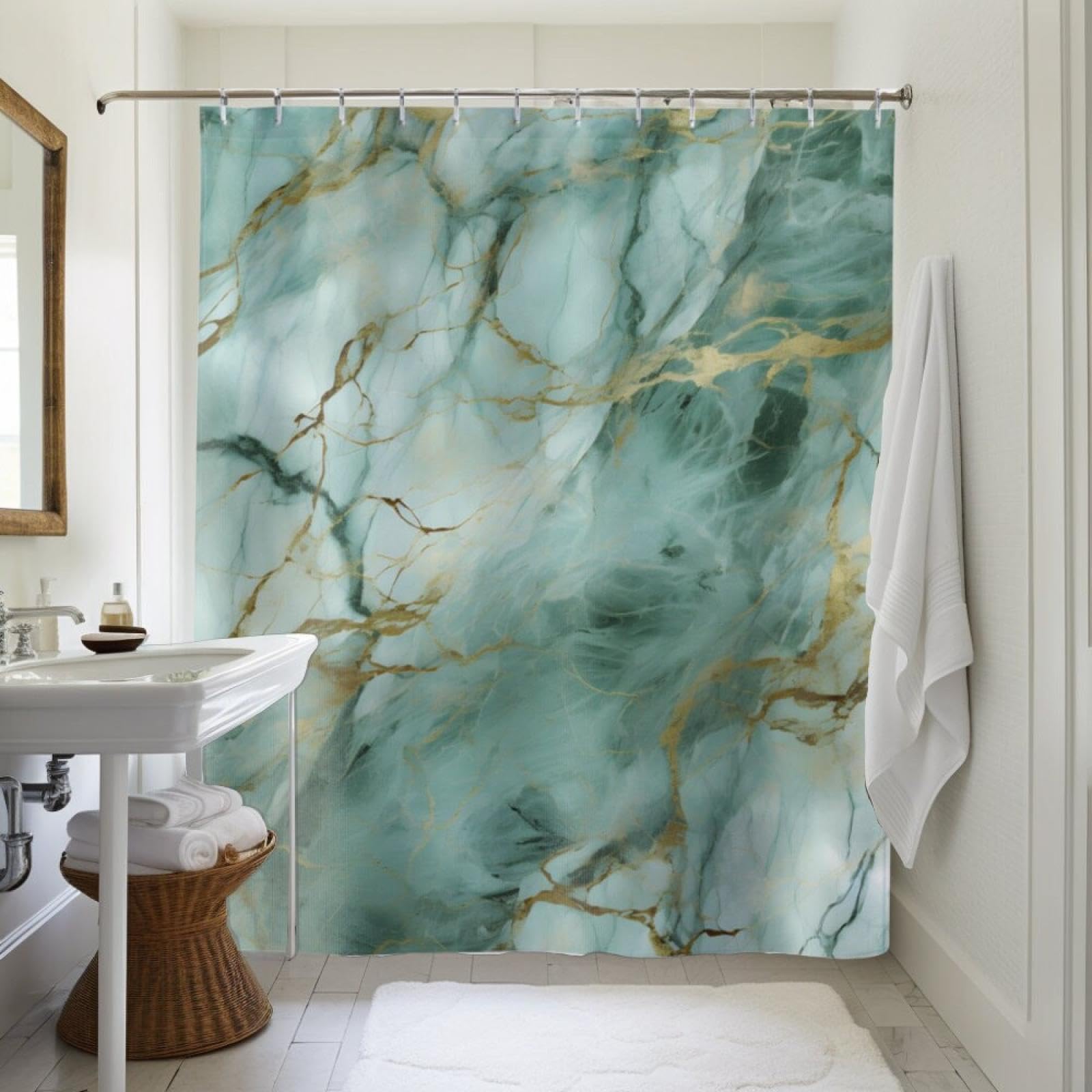 Rideau de douche en marbre abstrait pour moderniser une petite salle de bain