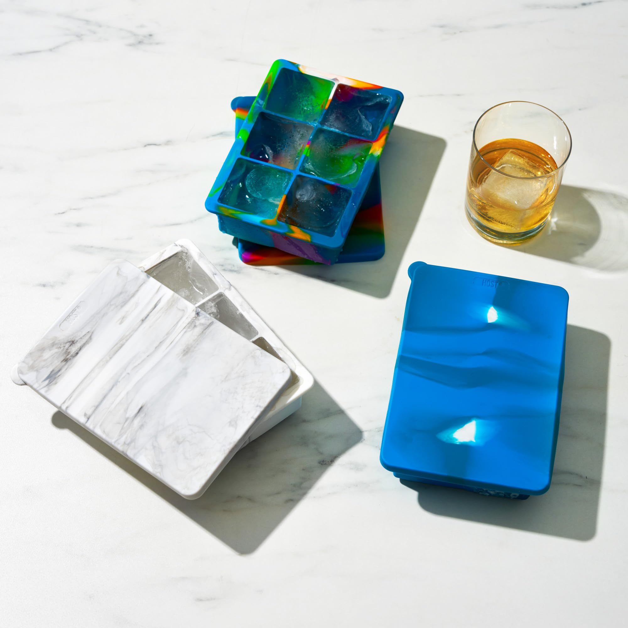 Host Eiswürfelform mit Deckel, für 6 große 5,1 cm große Würfel, langlebige Silikonformen, perfekt für Cocktails, Getränke, Mocktails, Eiskaffee, Tee, Infused Water, Küchenutensilien, 1 Stück, farbiger