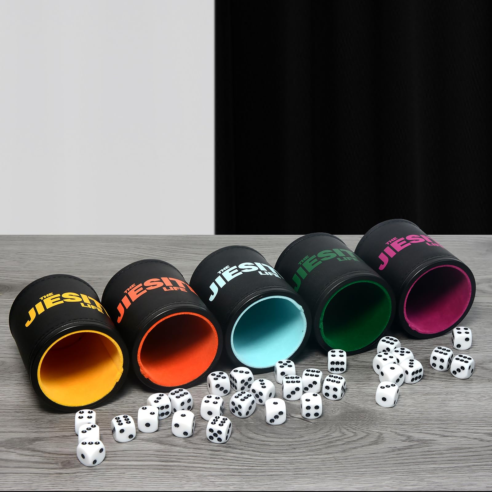 Leder Würfelbecher Set Gefüttert Leise Würfelstreuer Becher mit 5 Würfelbecher und 30 Acryl Würfeln Exklusive Aufbewahrungs- und Transportkoffer für Reisen Yahtzee Spiel Farkle Classic Dice Liars Dice