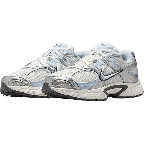 Nike Women's V5 RNR Sneaker