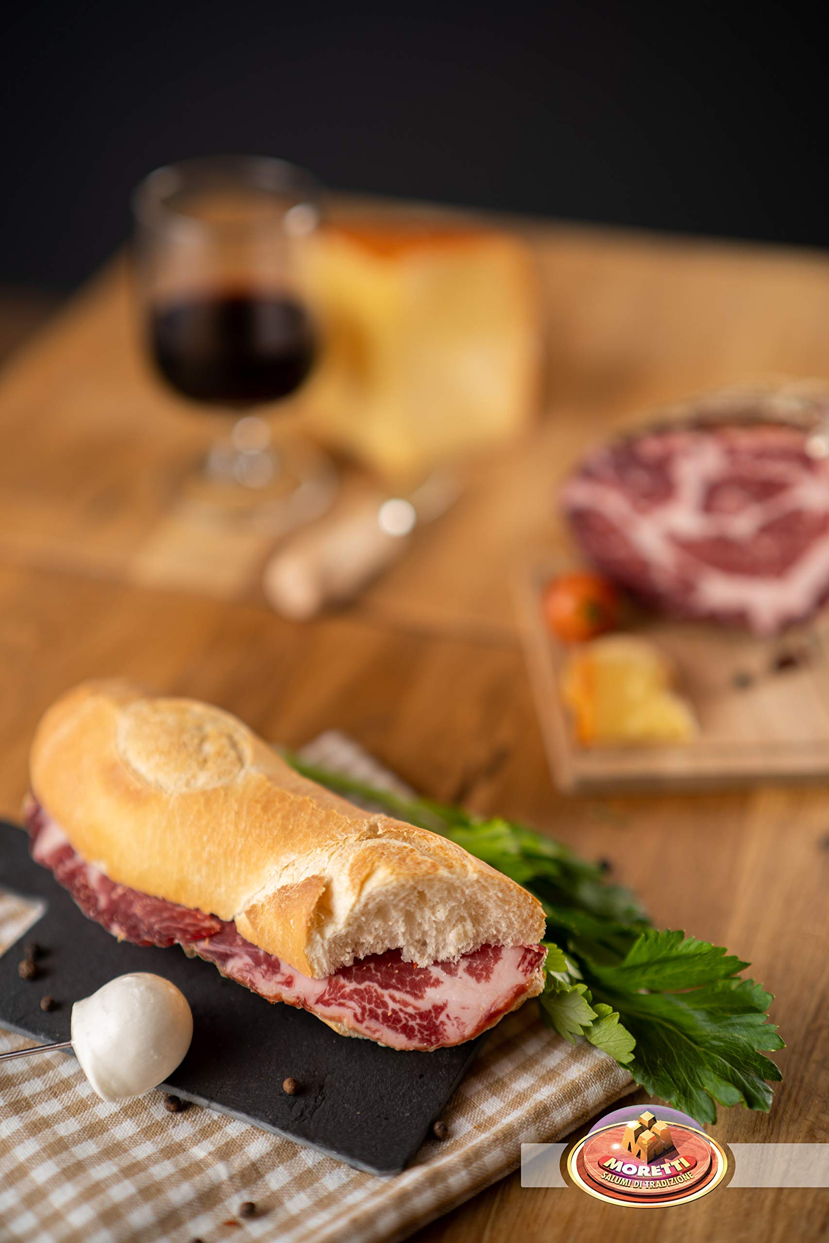 Moretti® | Coupe Capocollo assaisonnée sucrée et épicée | Tranche 750g / 900g Emballage sous vide | Capocollo artisanal sucré ou épicé | Planche à découper en bois d'aulne en cadeau (Doux)