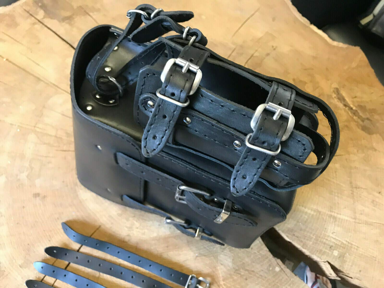 Hulk SCHWARZ Seitentasche mit Flaschenhalter kompatibel mit Harley Davidson Softail Rahmentasche Schwinge Getränkehalter Schwingentasche Heritage Softail Slim Wildstar Dragstar