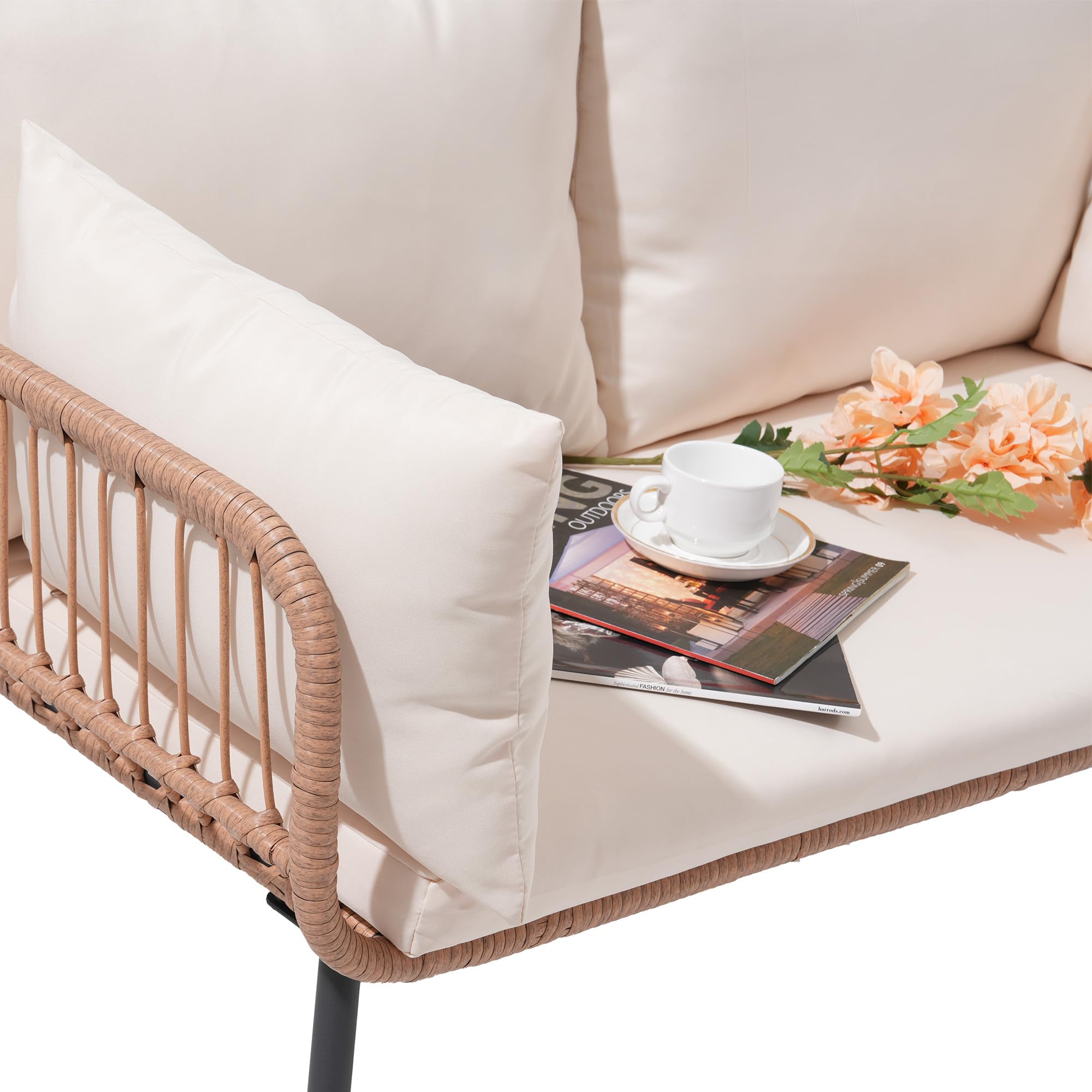 OC Orange-Casual Garten Loveseat, Rattan Gartenmöbel mit Sitzkissen & Rückkissen, Patio Terrasse Sofa für Balkon, Garrten, Schwimmbad,(Natur Rattan & Weiße Kissen)