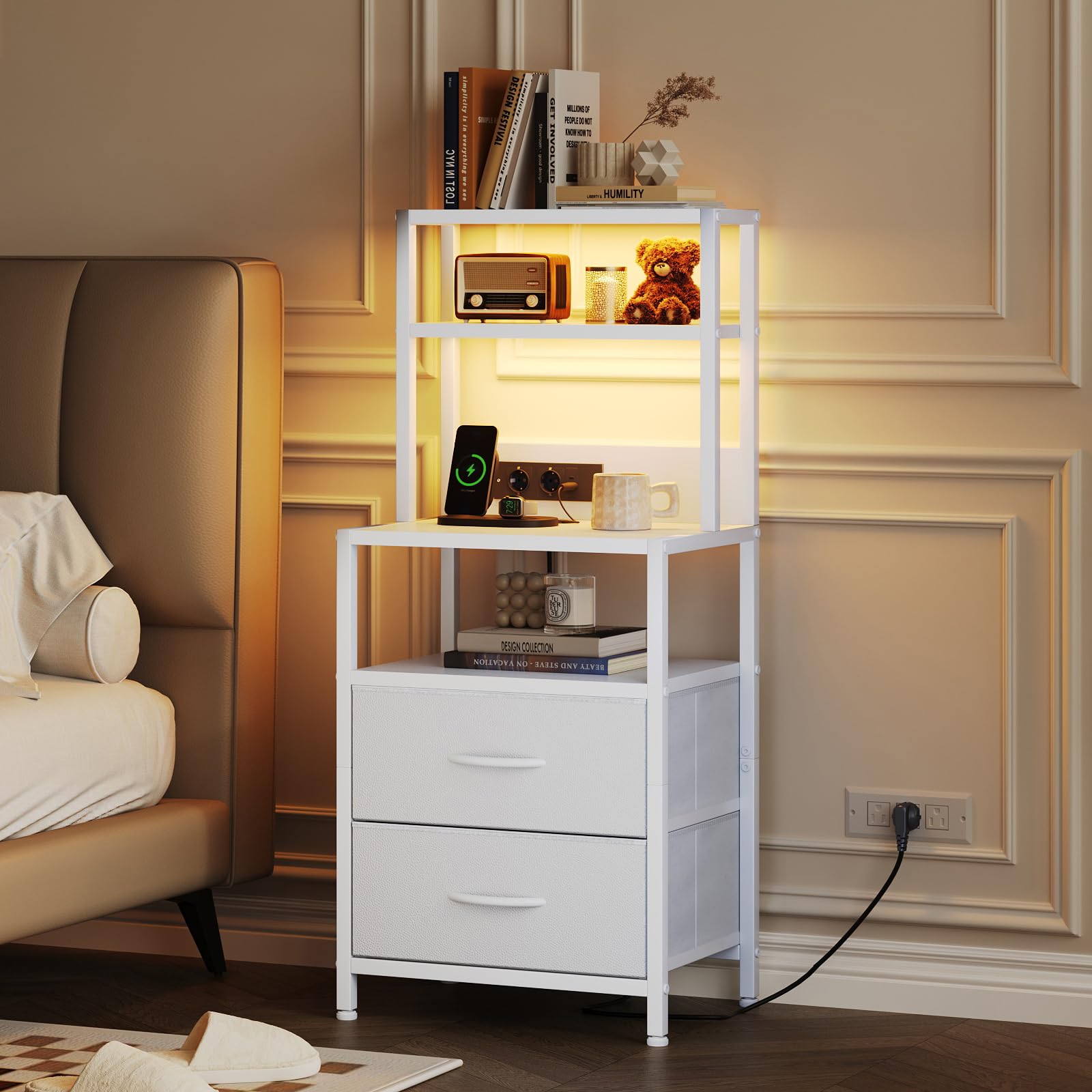 CAIYUN Table de chevet, haute table de nuit blanche avec 4 étagères, 2 tiroirs en tissu PU et bande lumineuse LED, tables de nuit avec station de charge, table d'appoint pour la chambre à coucher