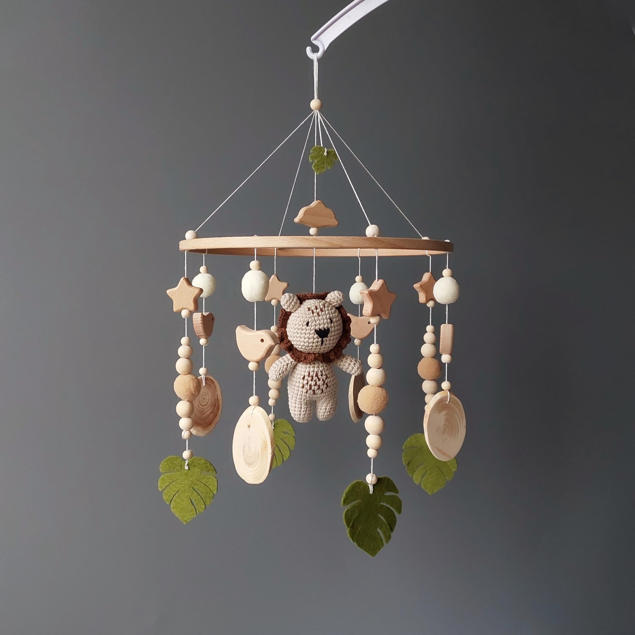 Häkel Baby Mobile mit Löwe – Safari Dschungel Mobile fürs Babybett - Handgemachtes Krippen-Mobile mit Rassel - Neutrale Babyzimmer - Deko Geschenk zur Geburt