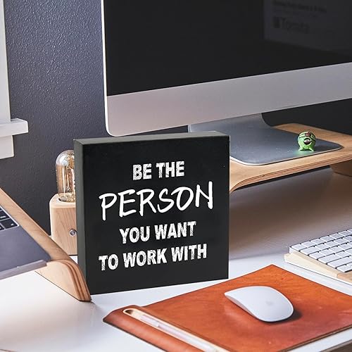 Miniatura 2 de Letrero de madera con texto en inglés Be the Person You Want To Work With Wood, recordatorio positivo inspirador, decoración de pared para