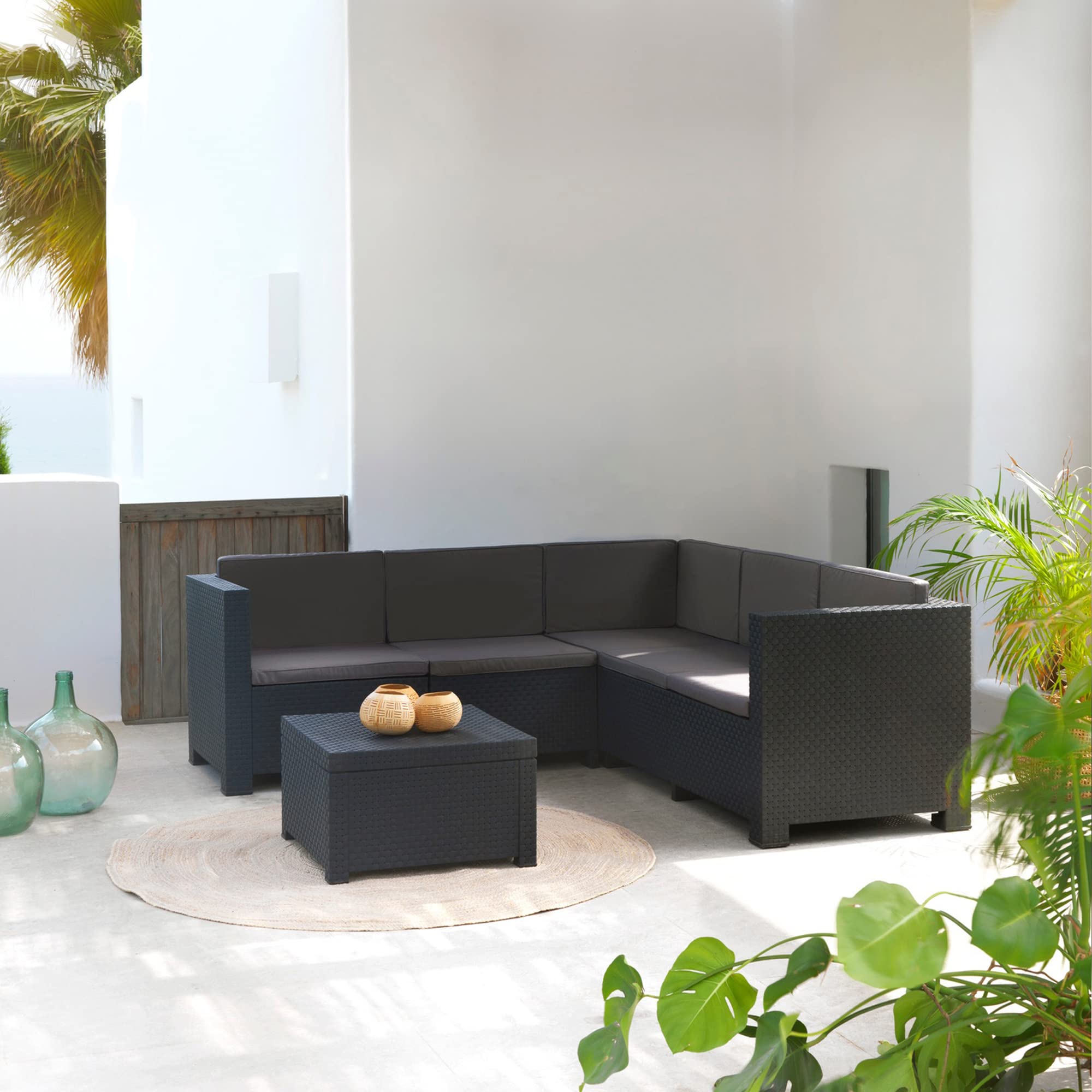 SP Berner - Set de Muebles de Jardín y Terraza Oasis Color Grafito - Tres Piezas - Sofá Canapé 3 y 2 Plazas y Mesa de Centro con Almacenaje - Fabricado en España con Plástico Reciclado