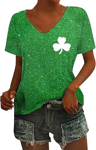QWENTMTNTY Camiseta de manga corta con cuello en V para mujer, con estampado de lentejuelas, casual, festiva, bandera irlandesa, trébol