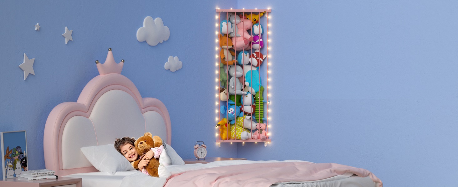 Una Sala De Juegos Con Una Hilera De Animales De Peluche En El Suelo