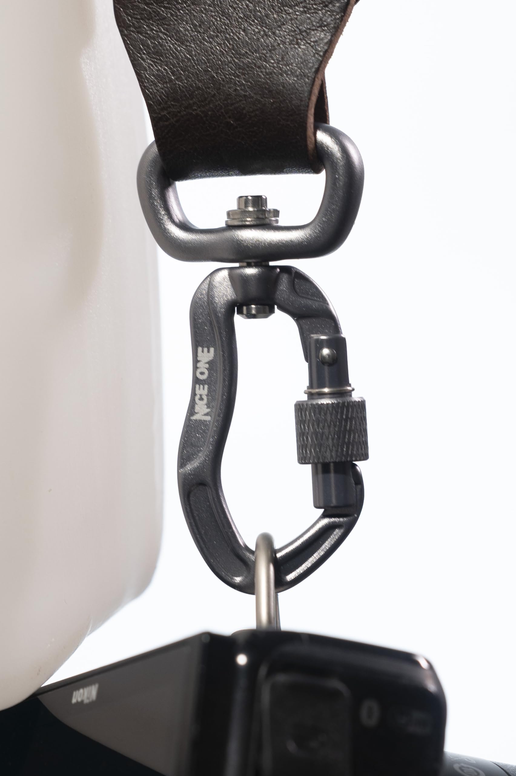 Nice One Tracolla in Pelle per Fotocamera - Ultra resistente per fotografi professionisti - Realizzata in Italia con Pelle di alta qualità - moschettone in alluminio a sgancio rapido