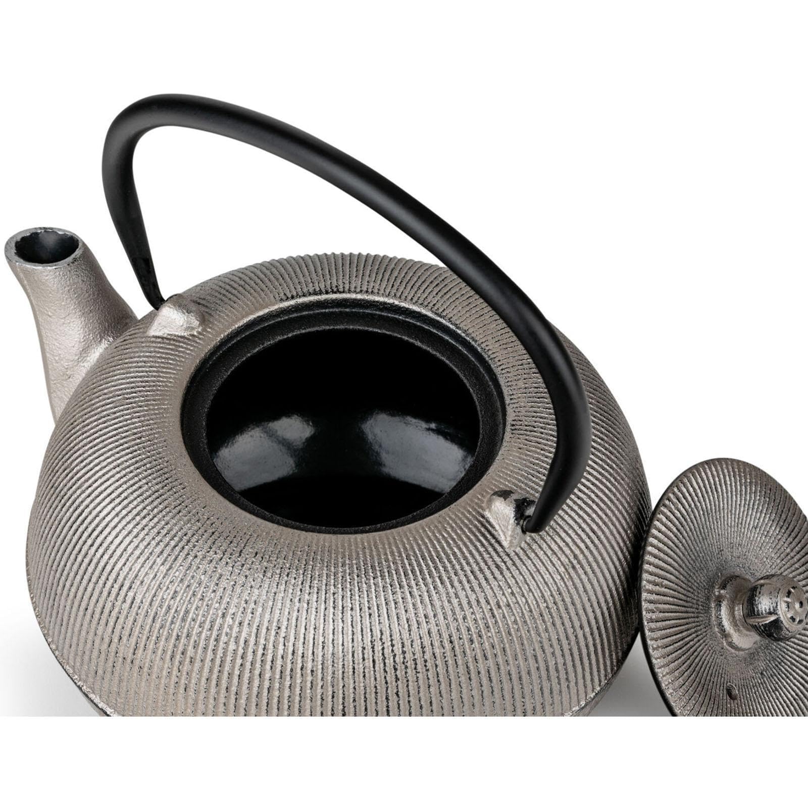 Bredemeijer Tee-Set - Teekanne Gusseisen 1,0 L in Silber-Antik-Optik - Set mit Stövchen für 1 Teelicht & 2 schwarzen Teebechern - Kanne für alle Herdarten geeignet