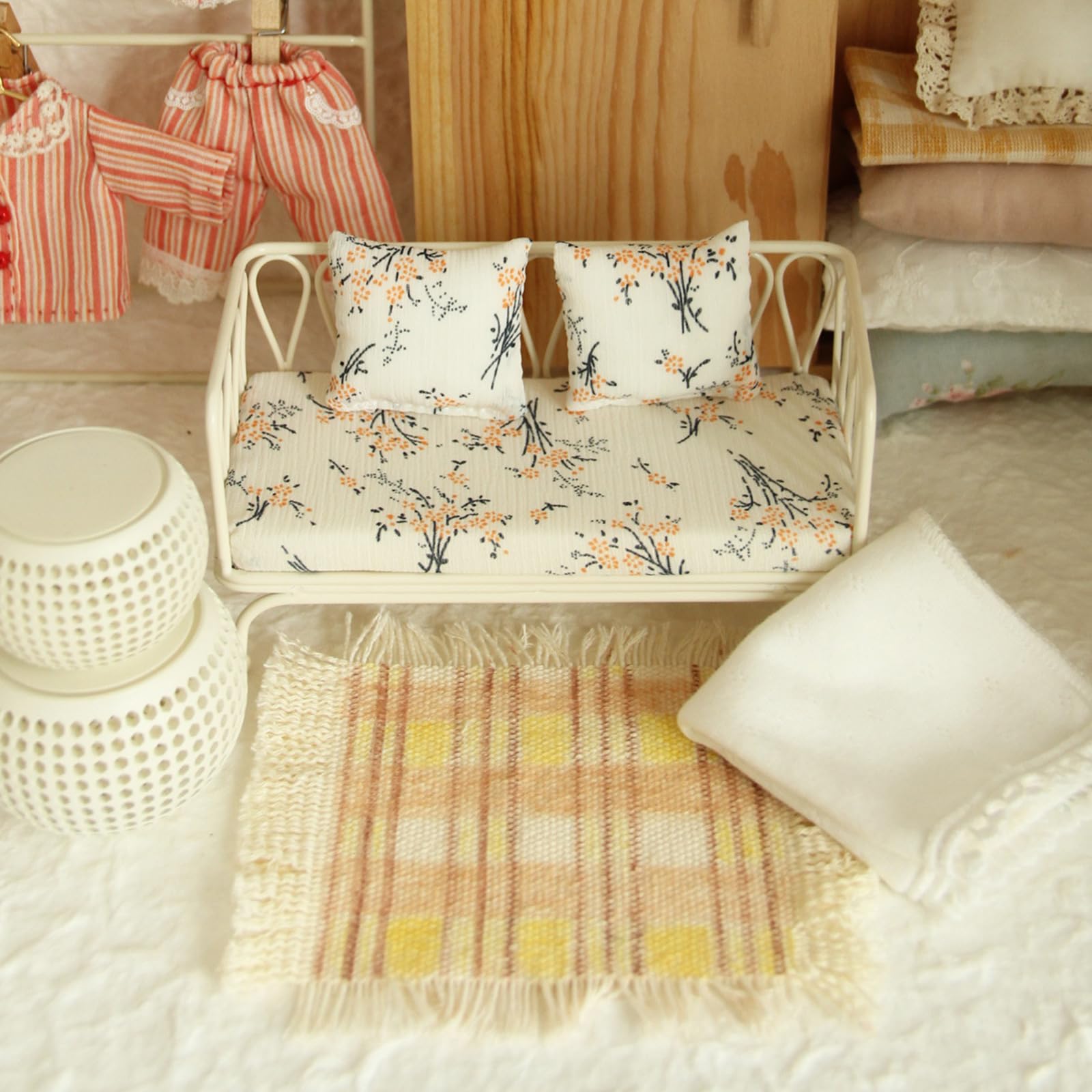 Set divani in miniatura 1/12 con tappeto con, White Set | Cuscino in tessuto con base in metallo per lo sviluppo ' immaginazione dei bambini con display del cuscino