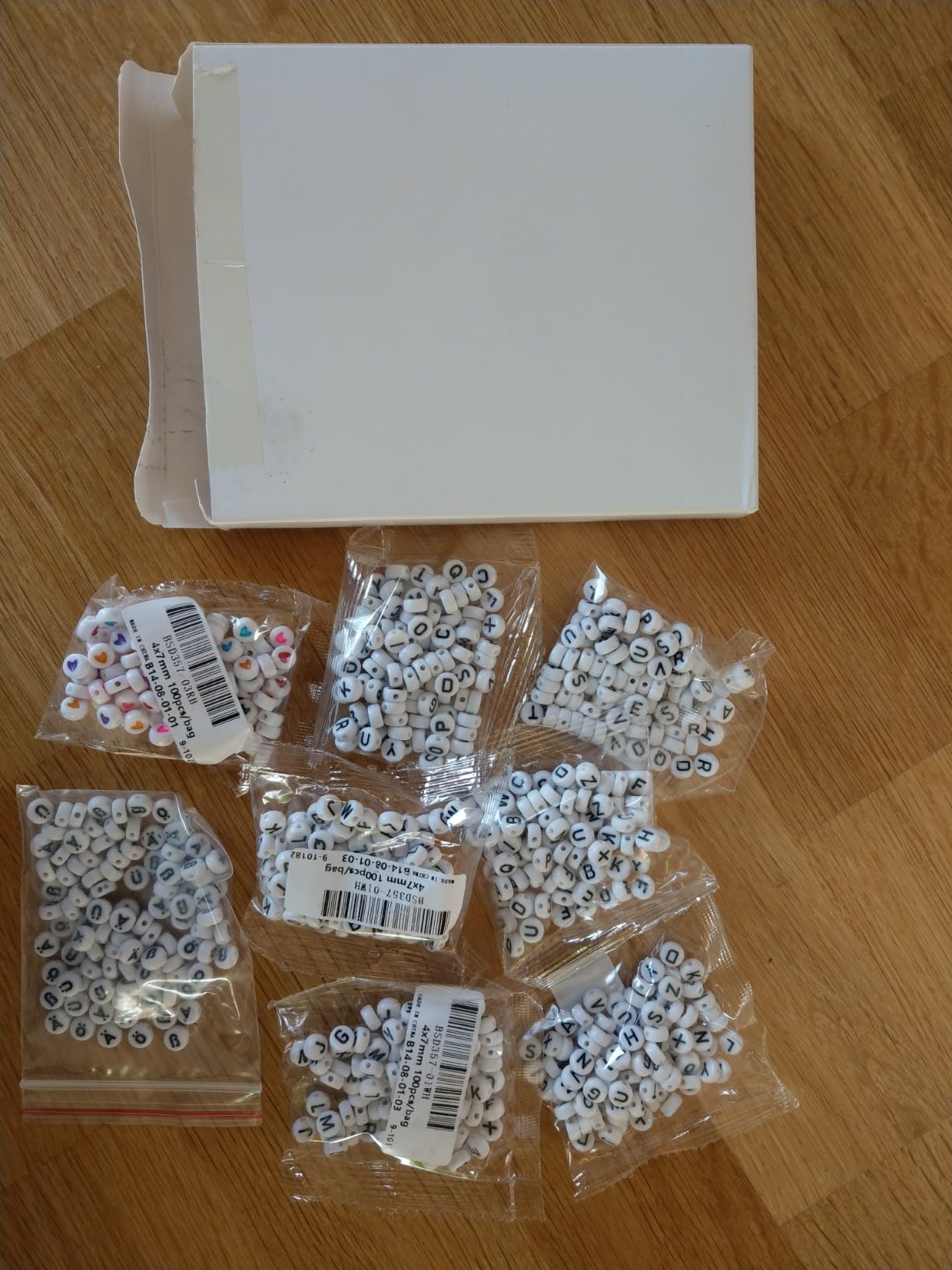 TOAOB 800 Stück Buchstabenperlen 6x6mm - Mit Elastischem Faden & Kristallfaden