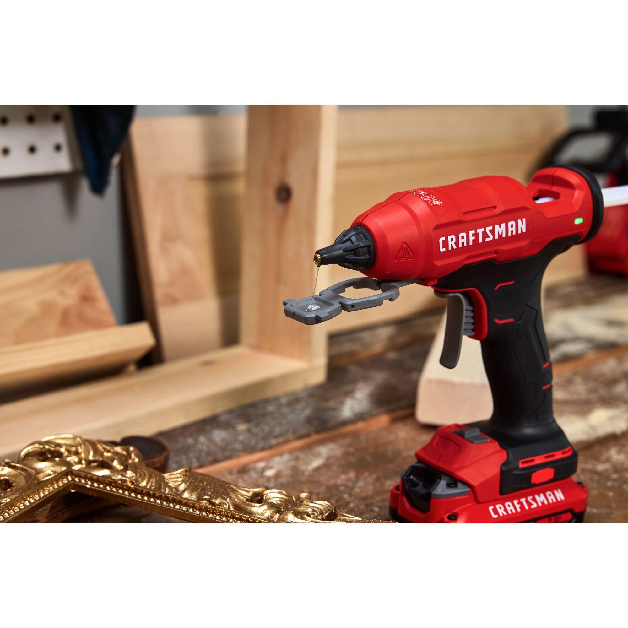 CRAFTSMAN Pistola de pegamento caliente V20 de tamaño completo, juego de pistola de pegamento inalámbrica y varillas con luz LED, boquillas y llave intercambiables, bandeja de inmersión retráctil