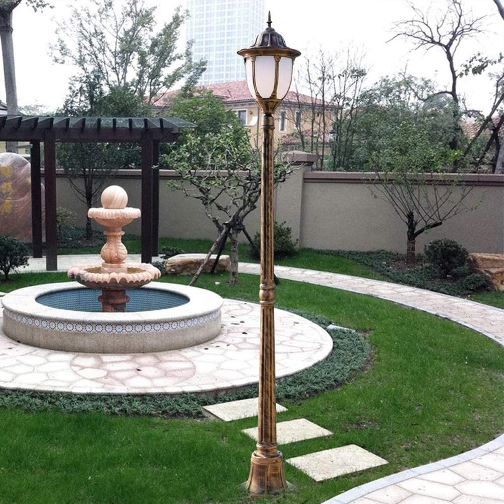 Farol de exterior tradicional en aluminio antiguo con cristal para un jardín elegante de 1,75m