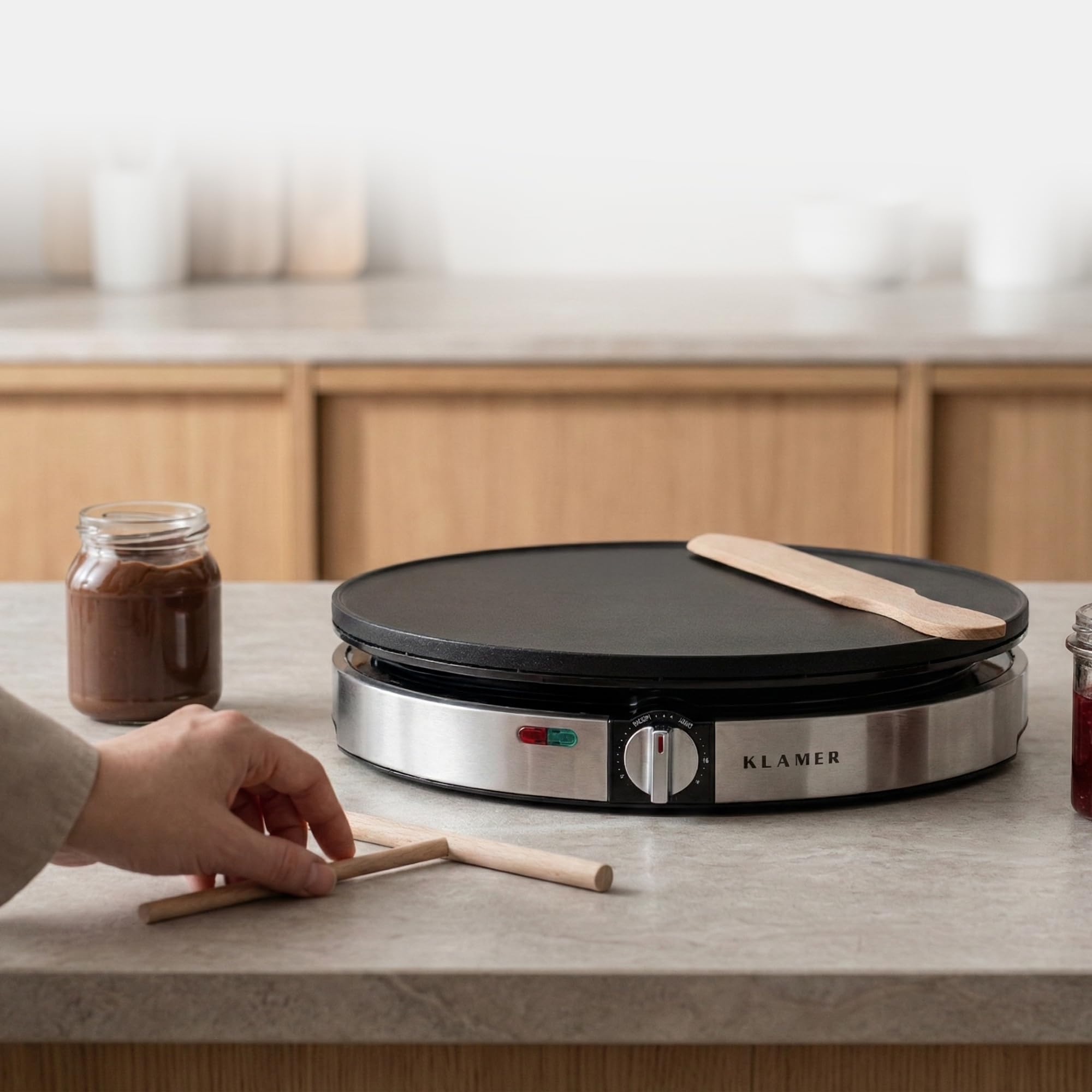 KLAMER Crepes Maker, Backfläche mit 30cm Ø, antihaftbeschichtete Platte, inkl. Teigverteiler und Wender aus Holz, Crepes Eisen für Crepes, Pancakes & Tortilla, 1400W