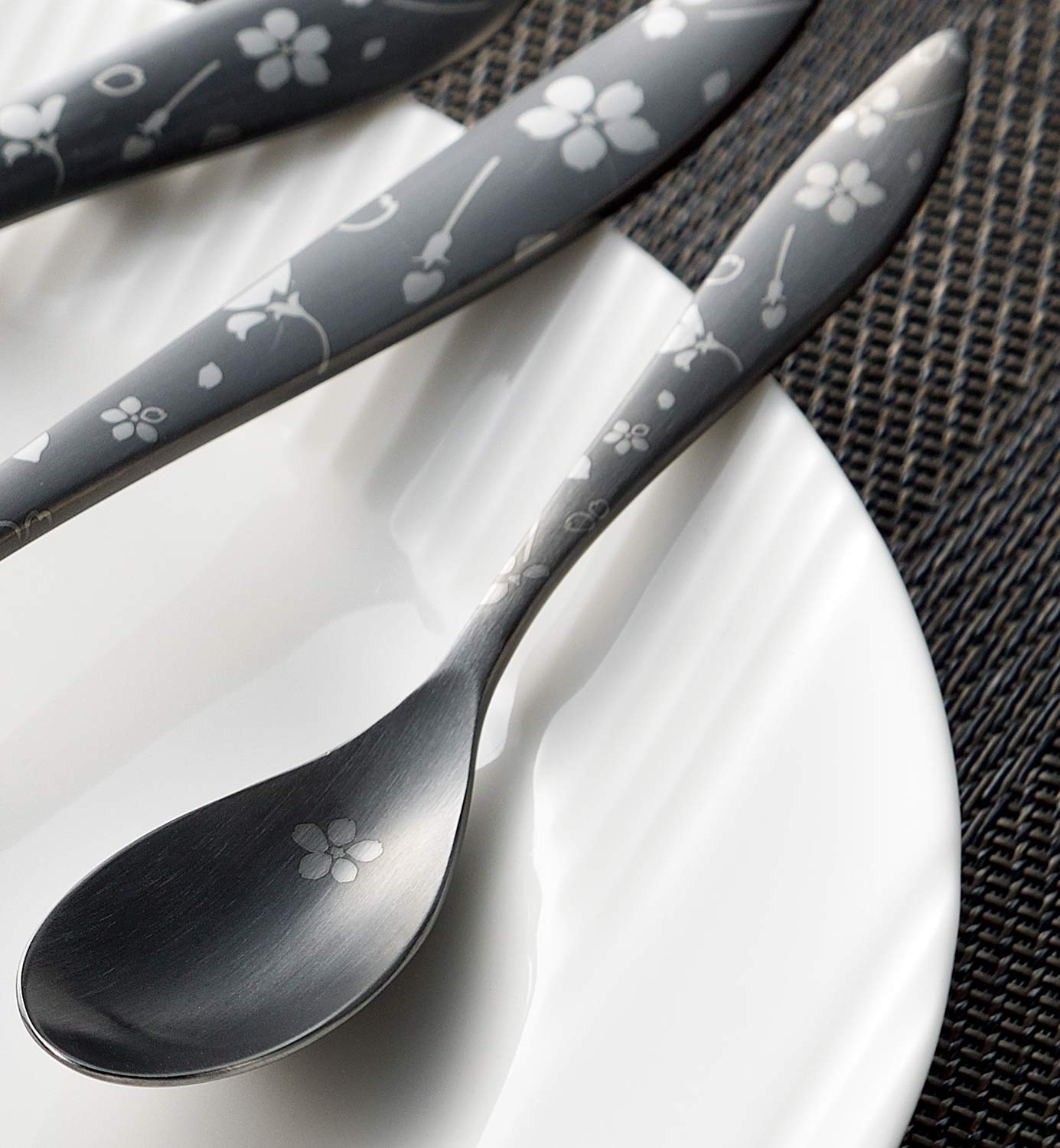 Amazon｜よこやま カトラリーセット 燕人の匠 ブラック 桜吟