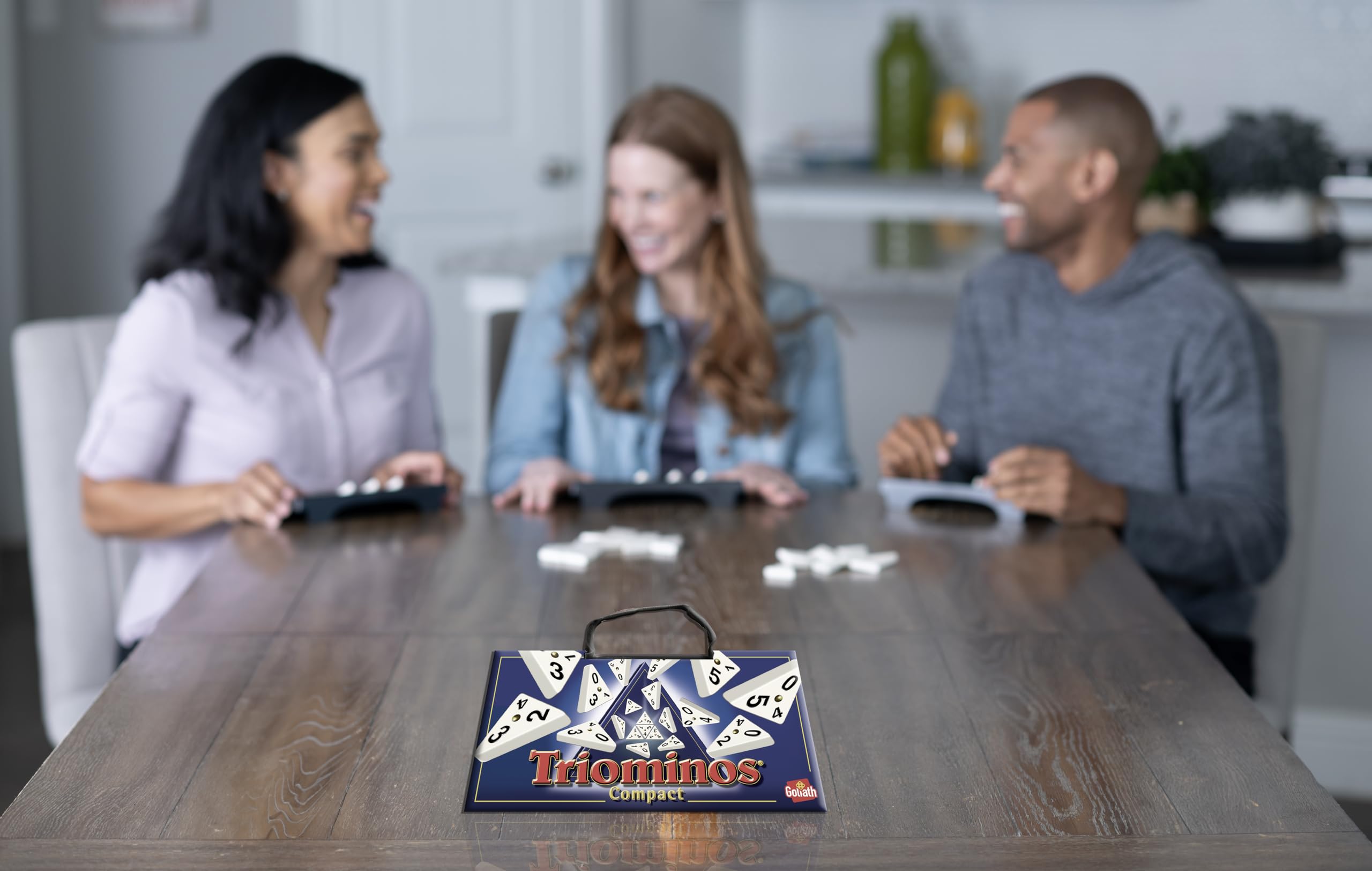 Triominos Compact, Brettspiel ab 6 Jahren, Kompaktes Gesellschaftsspiel für 2 bis 4 Spieler mit Deutsches Handbuch, Klassisches Familienspiel zum Mitnehmen