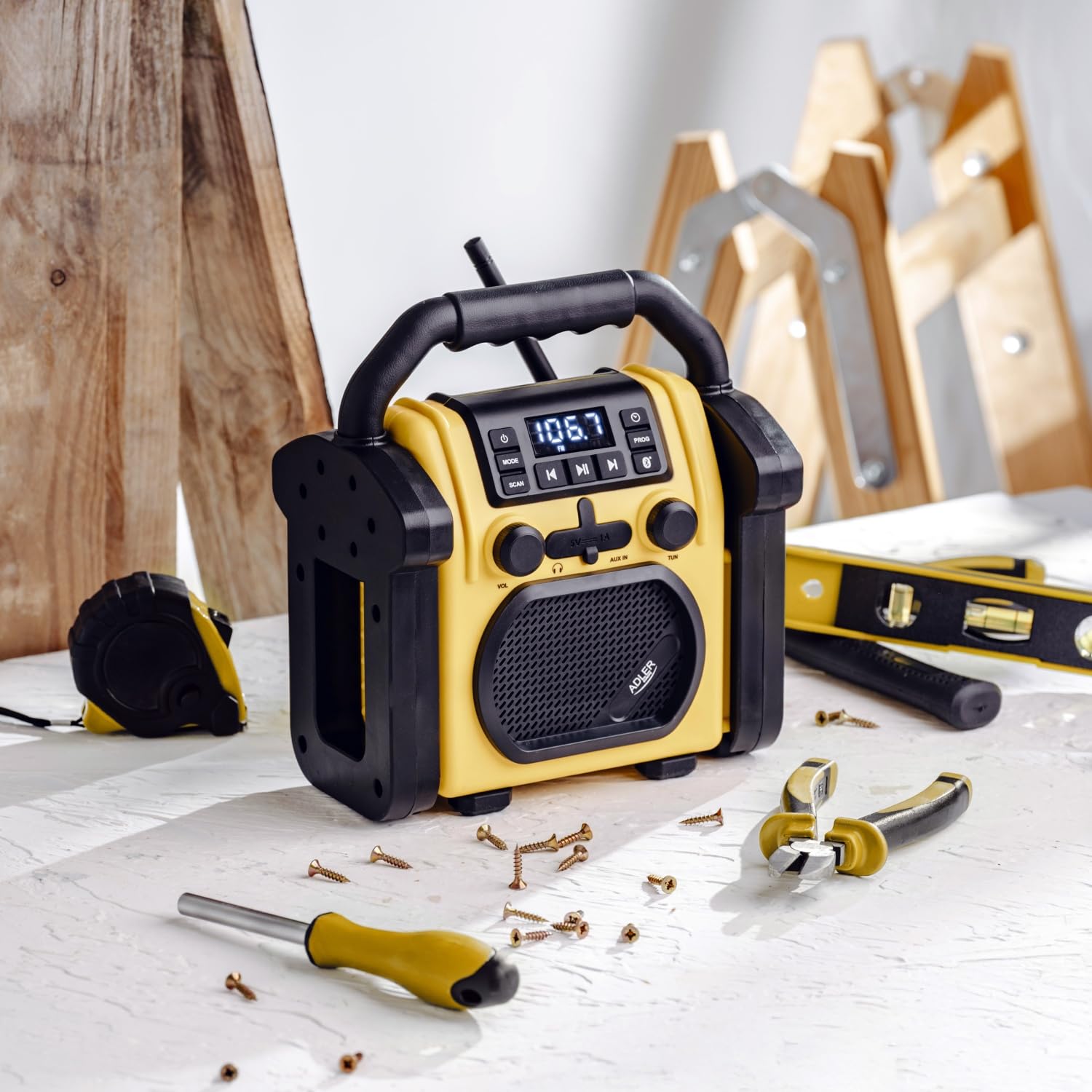Adler AD 1911 - Radio para Obras con Bluetooth V 5.1, Dual Power (batería y Red) IPX54 Protección contra el Polvo y el Agua, AUX y Conector para Auriculares, diseño Robusto, 10 W, Amarillo/Negro