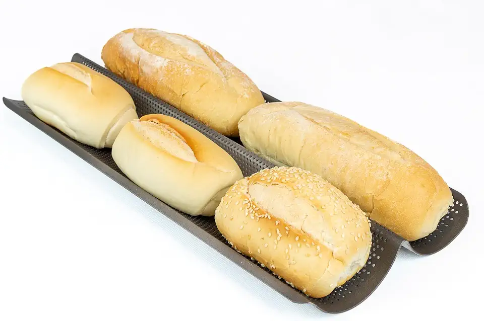 Assadeira em alumínio, antiaderente e perfurada com ondas. Ideal para baguetes, pão de queijo, francês, italiano, e muitos outros tipos. (Preto, 2 ondas)