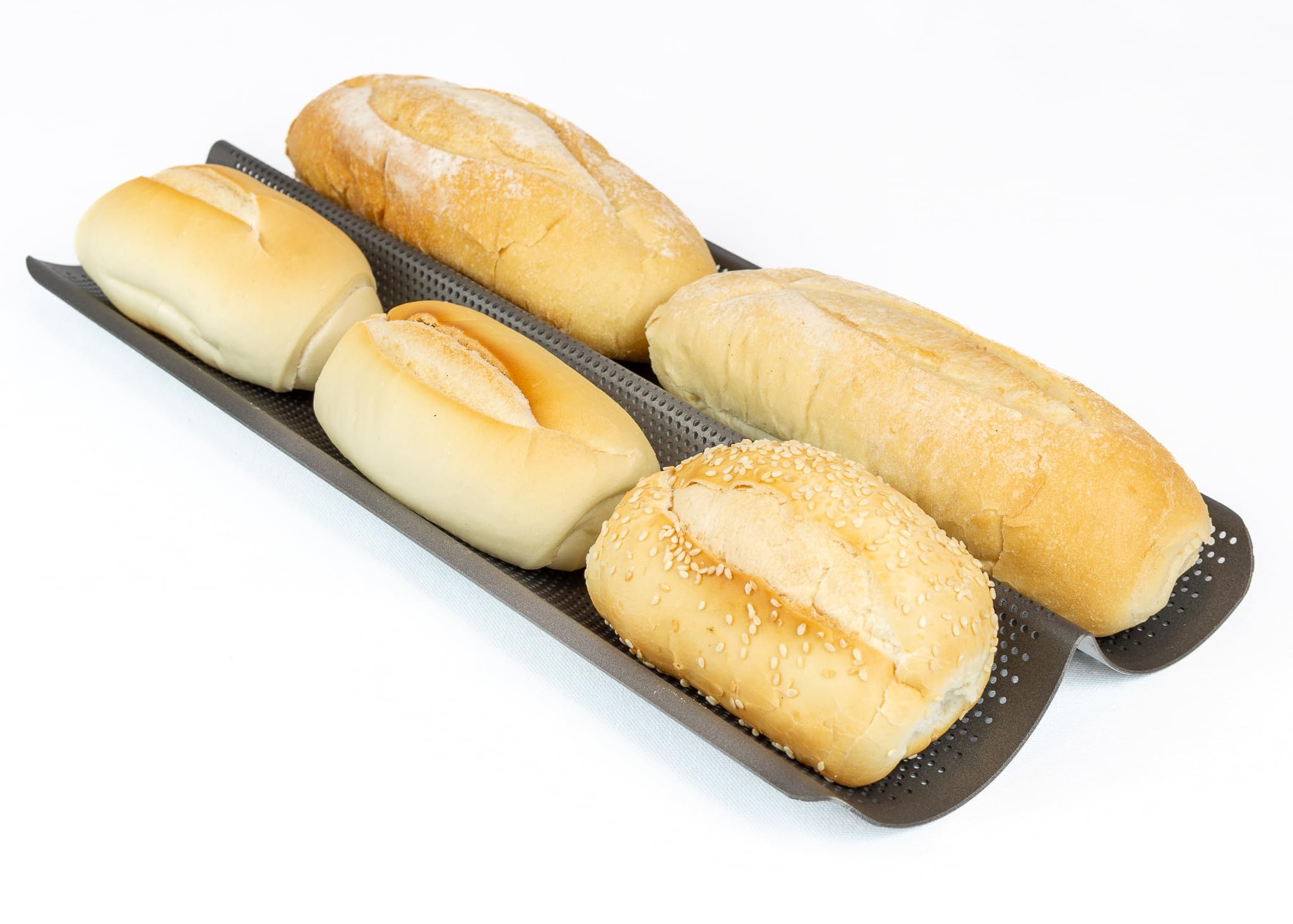 Assadeira em alumínio, antiaderente e perfurada com ondas. Ideal para baguetes, pão de