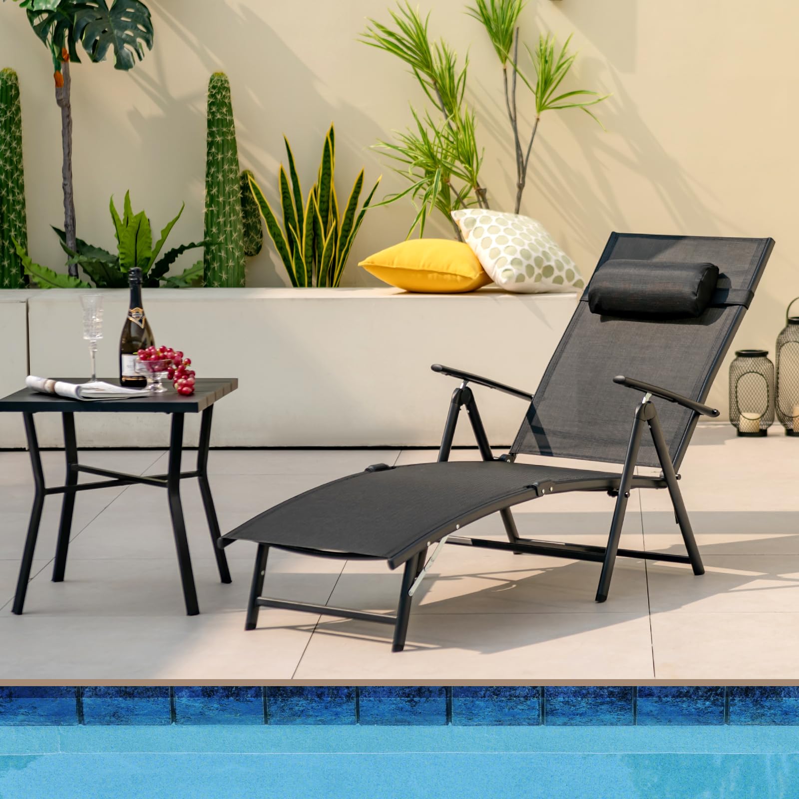 KOMFOTTEU Sedia a sdraio con poggiatesta, lettino pieghevole con schienale regolabile in 7 posizioni, carico 150 kg, sedia da esterno ergonomica con braccioli, 142 x 61 x 103 cm (nero)