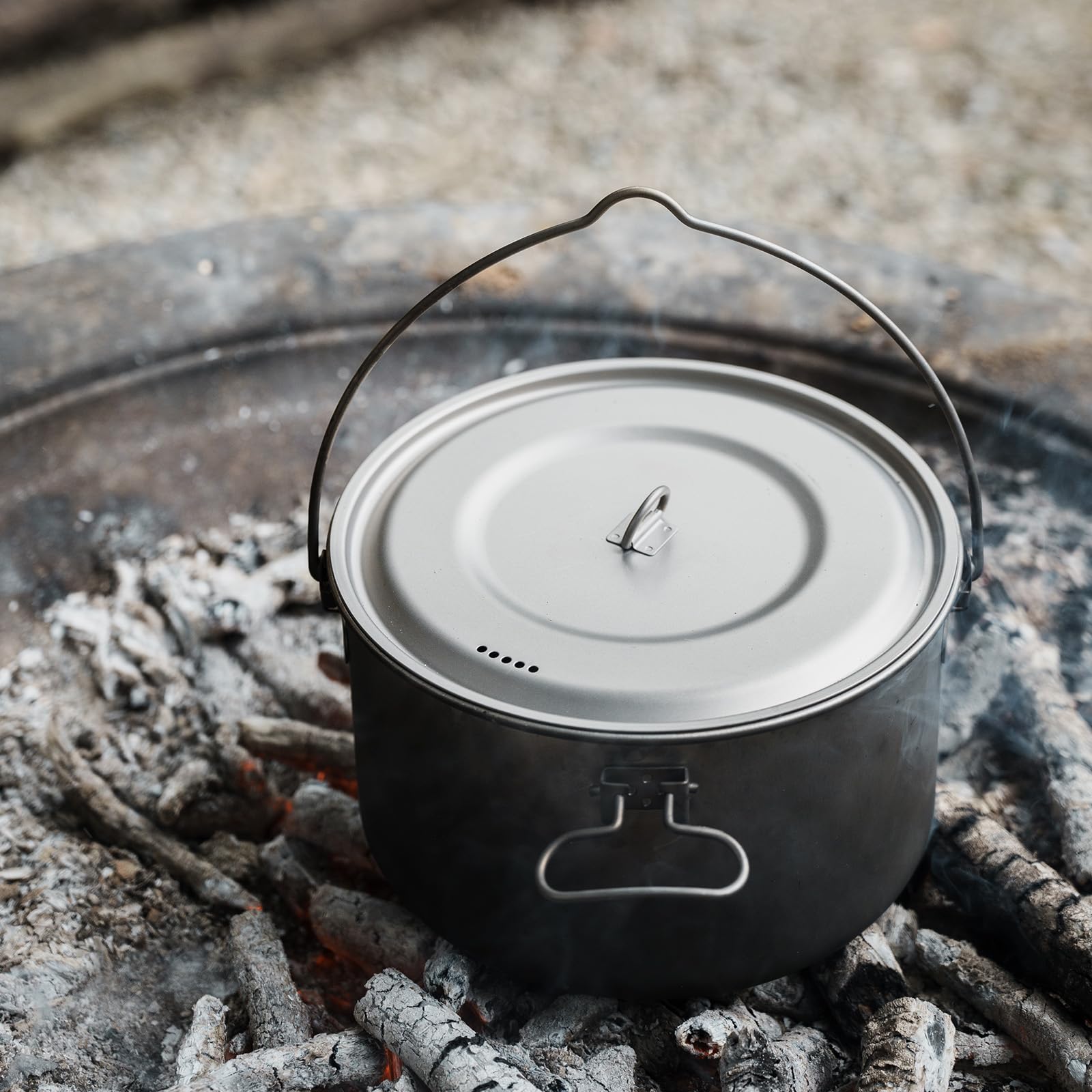 iBasingo 2.9L Titan Hängender Topf mit Großer Kapazität Camping Schüssel Leichte Outdoor Kochgeschirr Koch Mess Kit mit Klappgriff Küchen Utensilien für den Außenbereich für 1-3 Personen Ti2045C