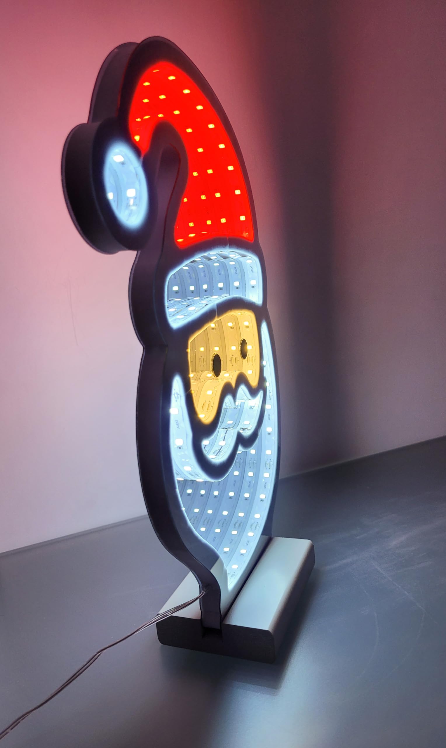 Brandsseller Weihnachtsbeleuchtung mit Infinity-Effekt 28,5x7x40 cm - LED Dekofigur aus Kunststoff, Timer 6/18h, 3m Kabel, moderne Weihnachtsdeko für Innen - Weihnachtsmann
