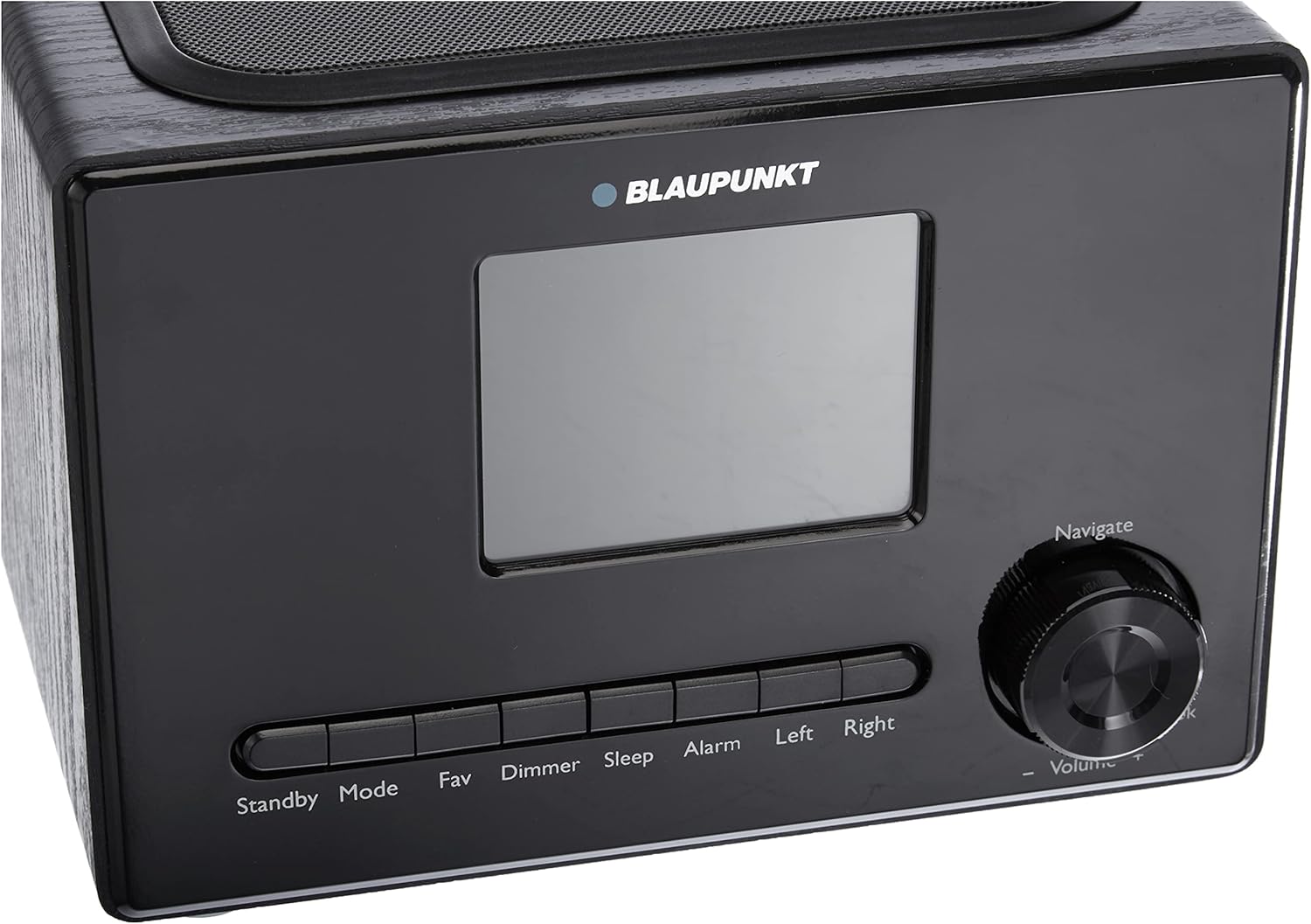 Gros plan sur la façade du Blaupunkt IRK 1620 avec ses boutons et son écran.