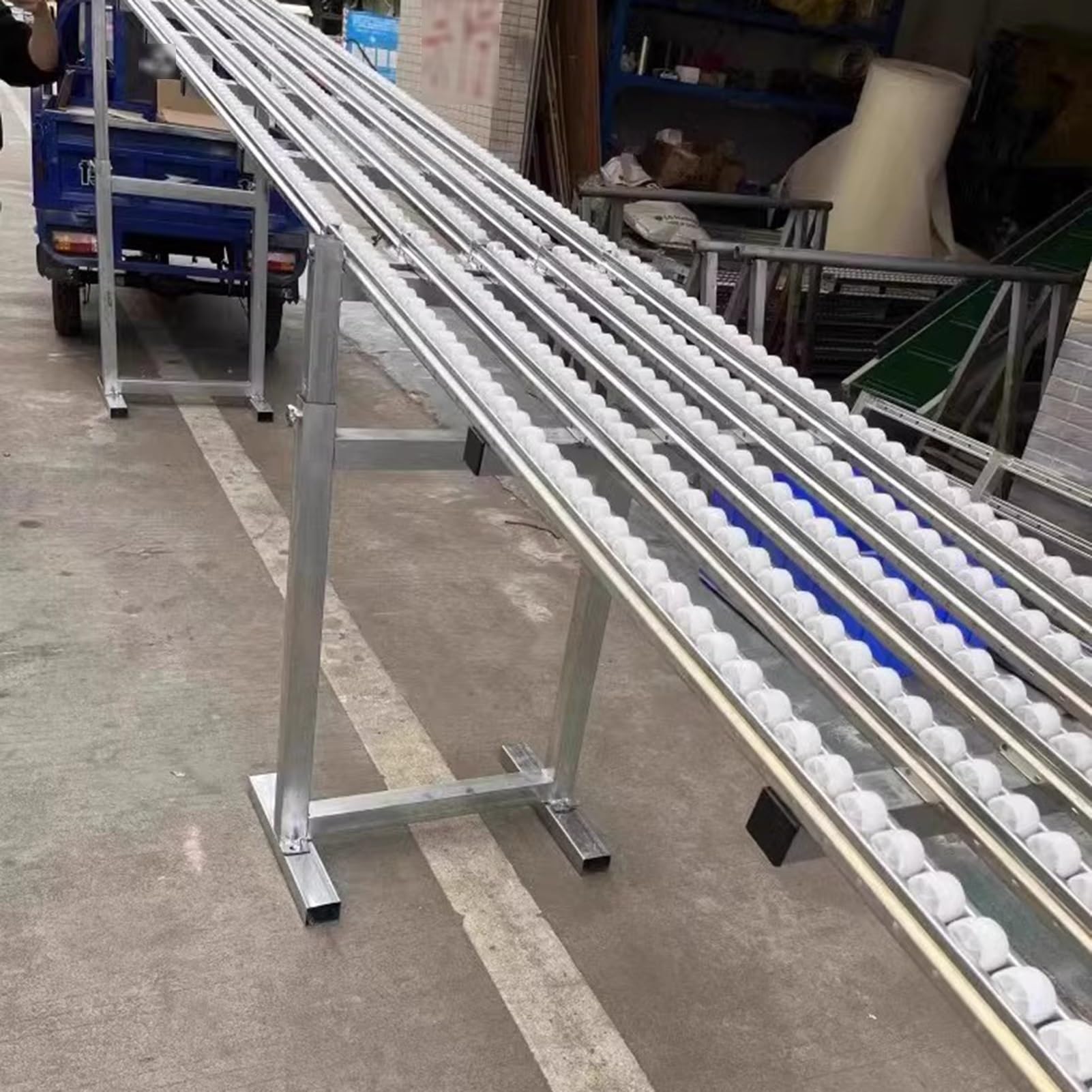 Supporto per trasportatore regolabile leggero e staffa per rampa di scarico per una movimentazione efficiente dei materiali in magazzino commerciale e logistica